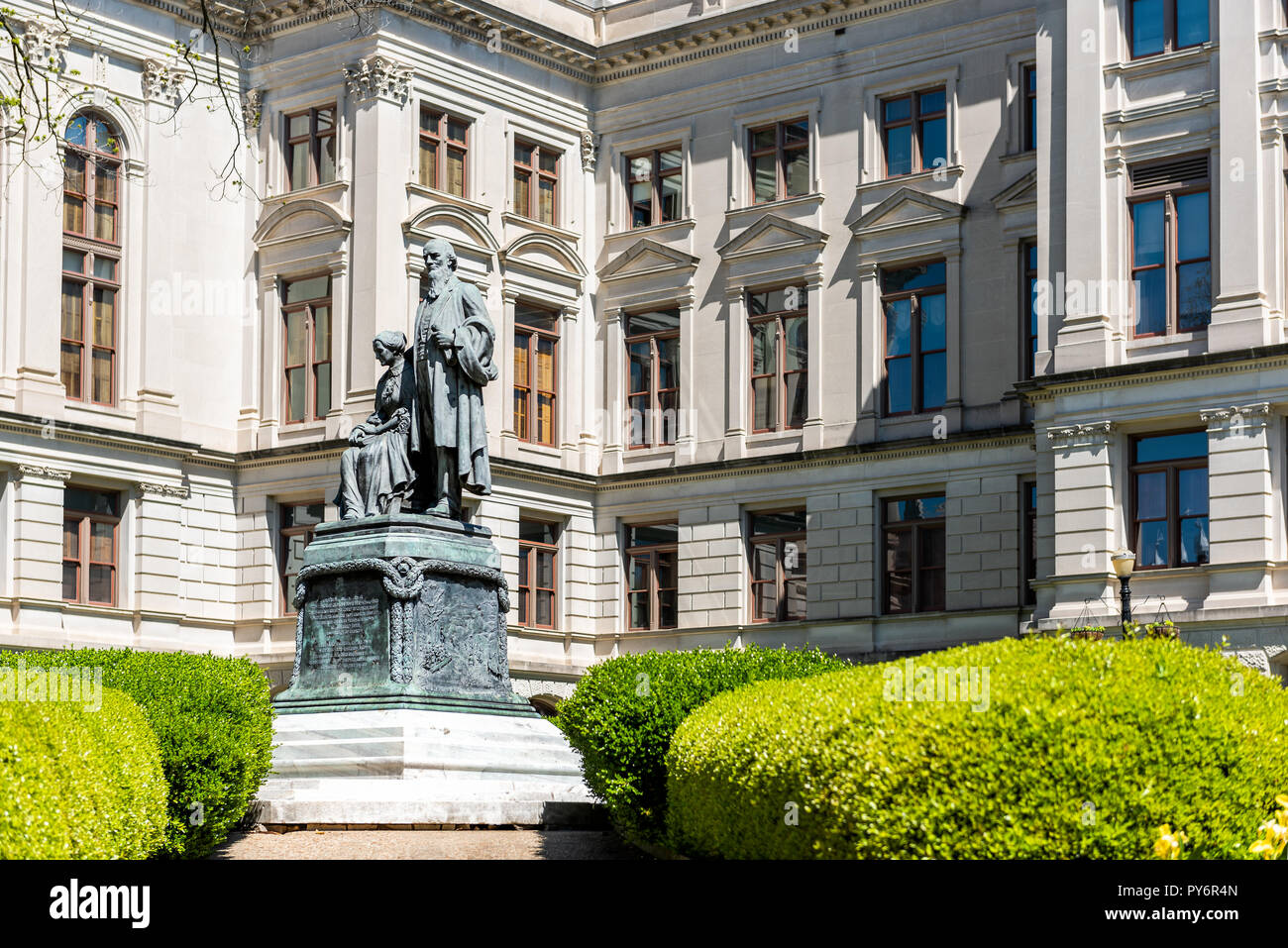 Atlanta, Stati Uniti d'America - 20 Aprile 2018: Esterno State Capitol Building in Georgia con parco verde, statua di guerra civile governatore Joseph E. marrone e moglie Foto Stock