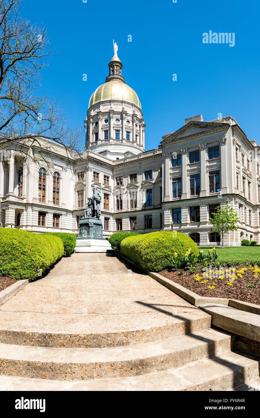 Atlanta, Stati Uniti d'America - 20 Aprile 2018: Esterno State Capitol Building in Georgia con parco verde, statua, a cupola, passaggi verticali di ingresso Foto Stock