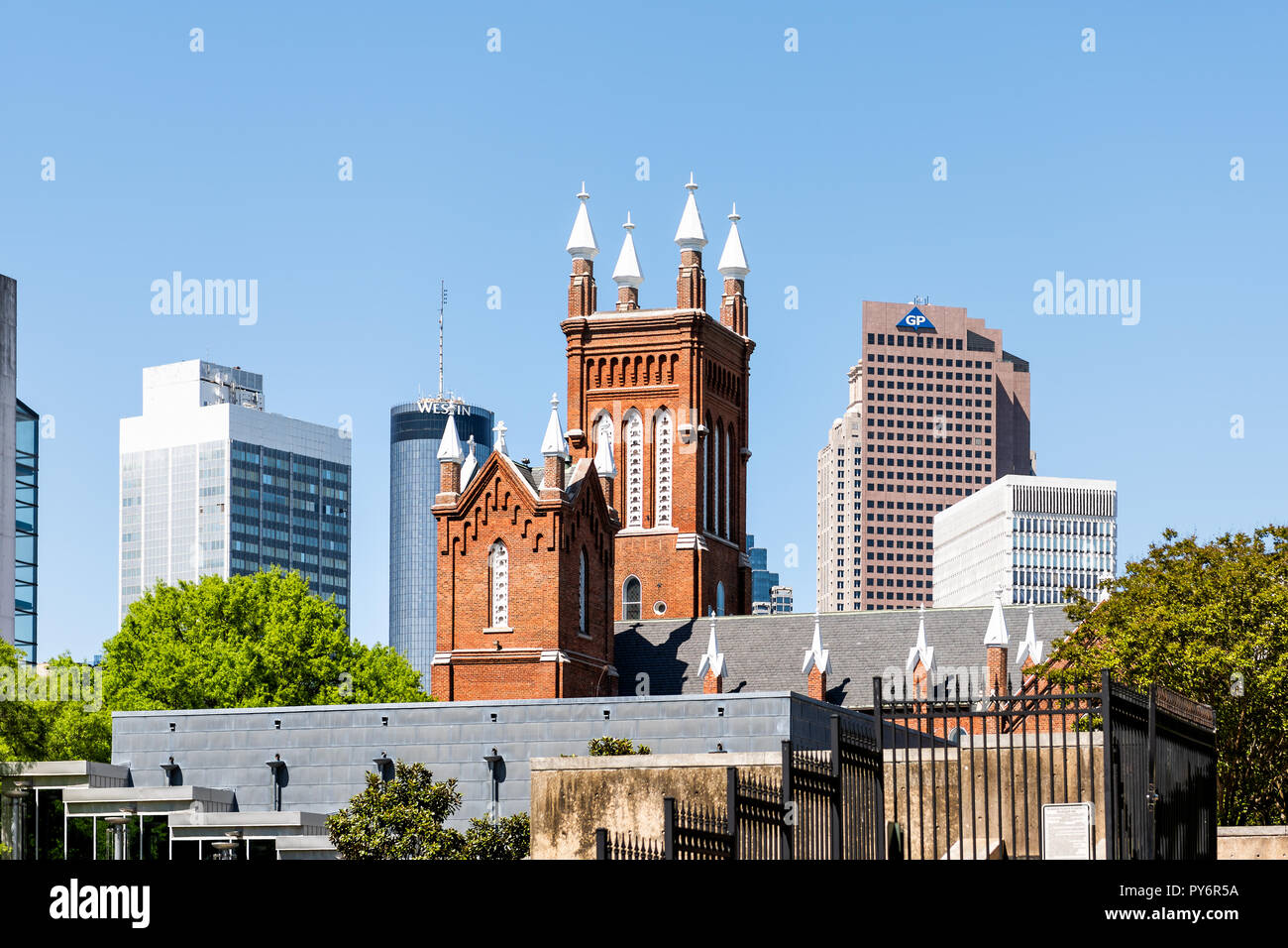 Atlanta, Stati Uniti d'America - 20 Aprile 2018: capitale della Georgia sullo skyline della città cityscape durante il giorno con mattoni santuario Cattolico della Chiesa Immacolata Concezione, Westi Foto Stock