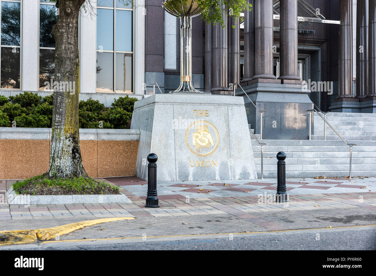 Montgomery, Stati Uniti d'America - 21 Aprile 2018: Exterior Edificio in Alabama con RSA europea segno per i sistemi di pensionamento di Alabama, nessuno su strada Foto Stock