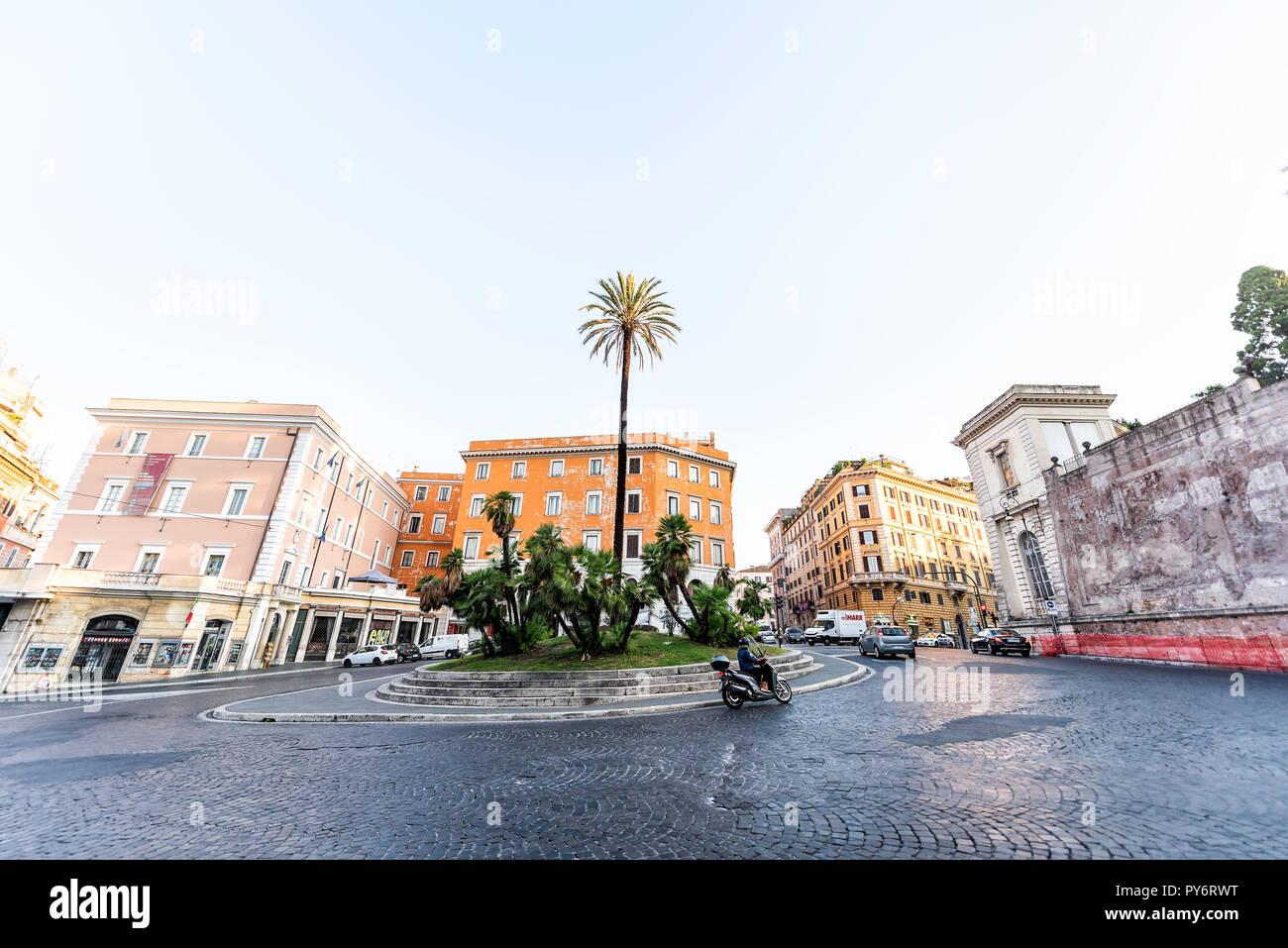Roma, Italia - 5 Settembre 2018: Italiano strada fuori nella storica città di mattina e ampio angolo di strada vuota, nessuno, uno Palm tree sulla rotonda Largo Foto Stock