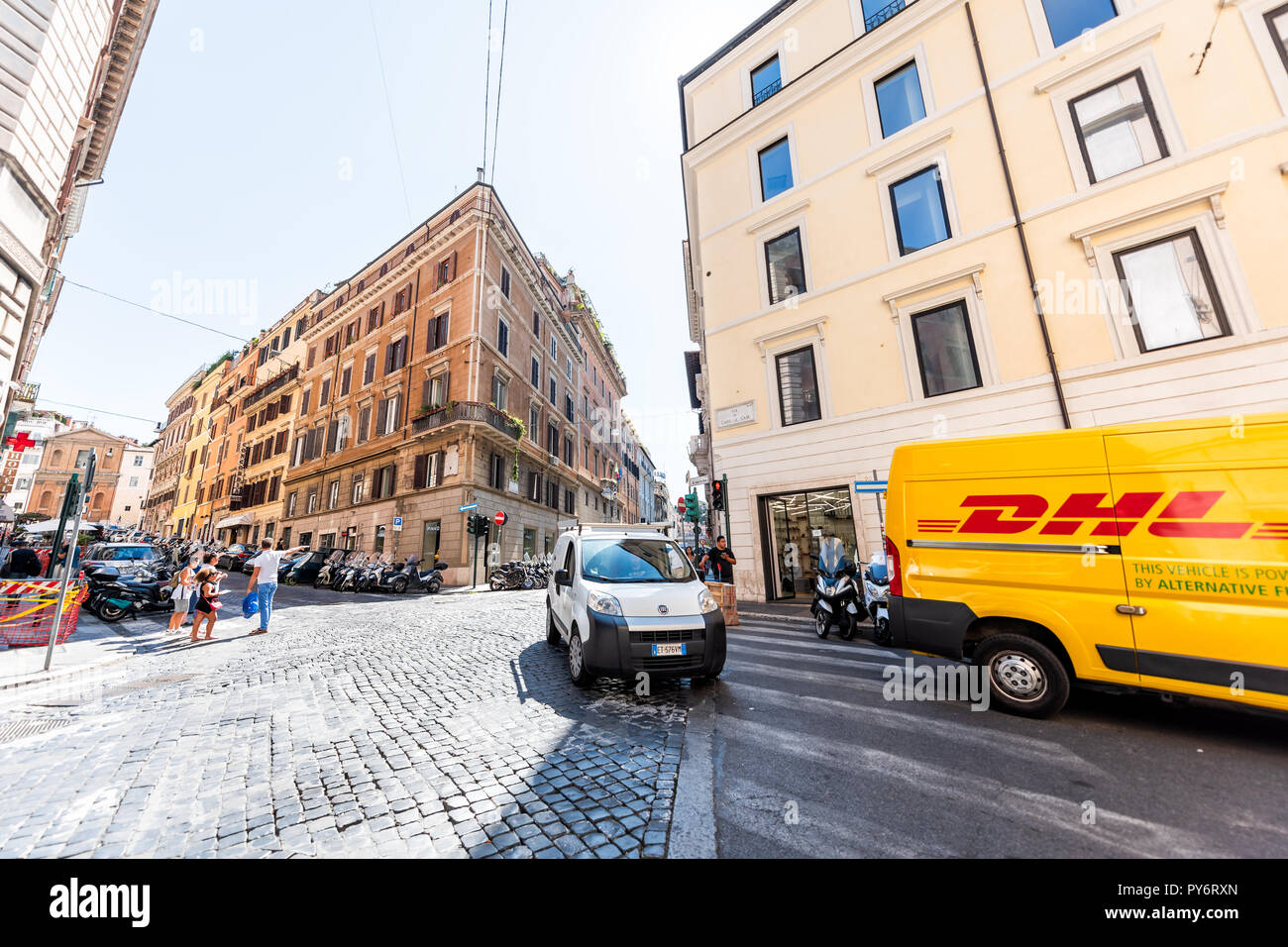 Roma, Italia - 5 Settembre 2018: Italiano strada di ciottoli fuori in città storica giornata soleggiata, ampio angolo di strada, DHL Carrello, Via di Capo le Case Foto Stock