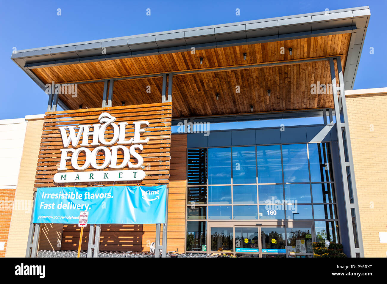 Ashburn, Stati Uniti d'America - 19 Ottobre 2018: nuovo, moderno e grande Whole Foods Market segno su edificio esterno in città in Virginia con persone, blue Amazon de Foto Stock