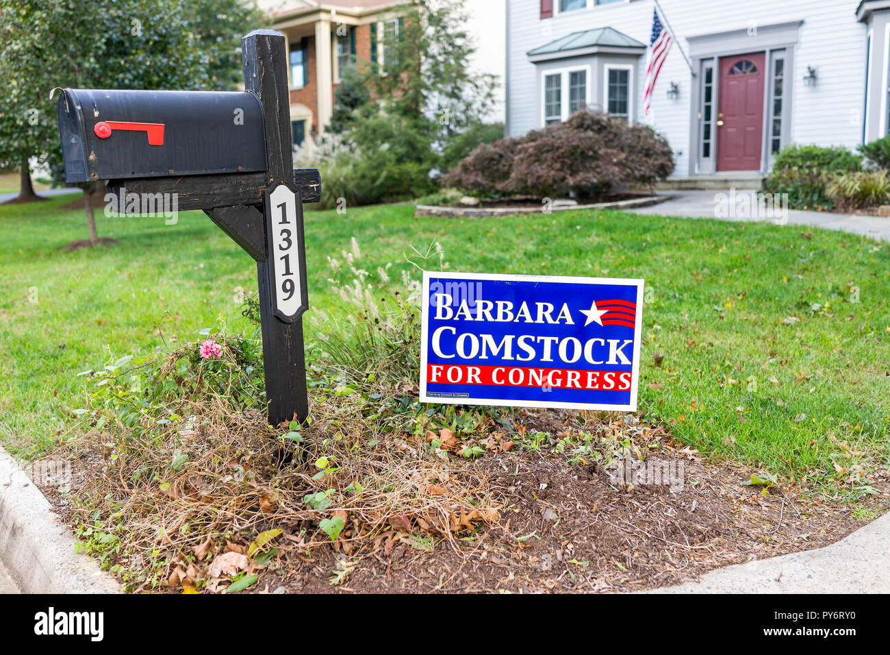 Herndon, Stati Uniti d'America - 21 Ottobre 2018: elezione politica firmare per il Congresso repubblicano donna Barbara Comstock rappresentante sul prato della casella vocale per cassetta postale in Virginia Foto Stock