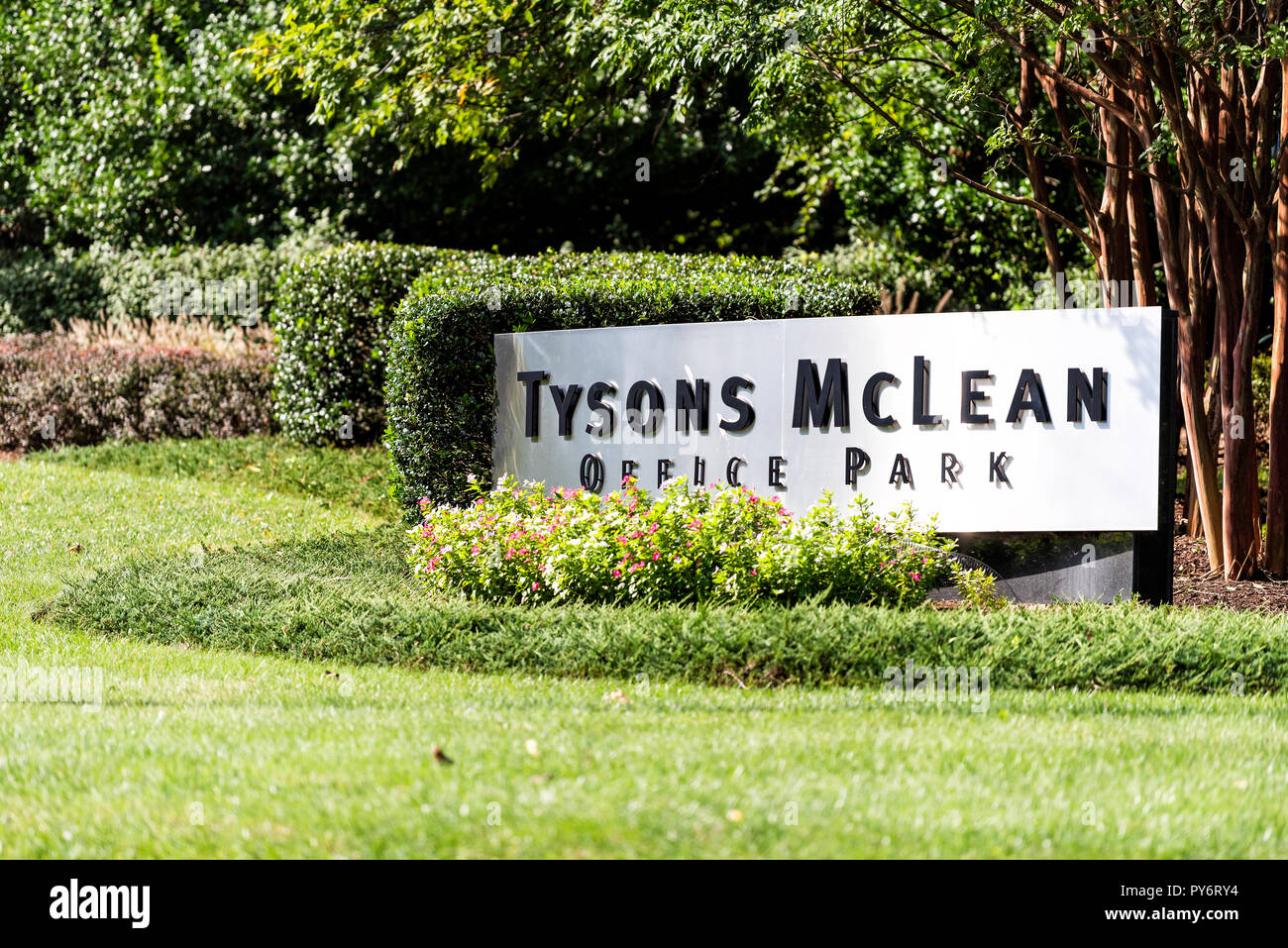 Tysons, Stati Uniti d'America - 12 Ottobre 2018: segno esterno di Tyson's Mclean office park multinazionali complesse in Fairfax County, Virginia Foto Stock