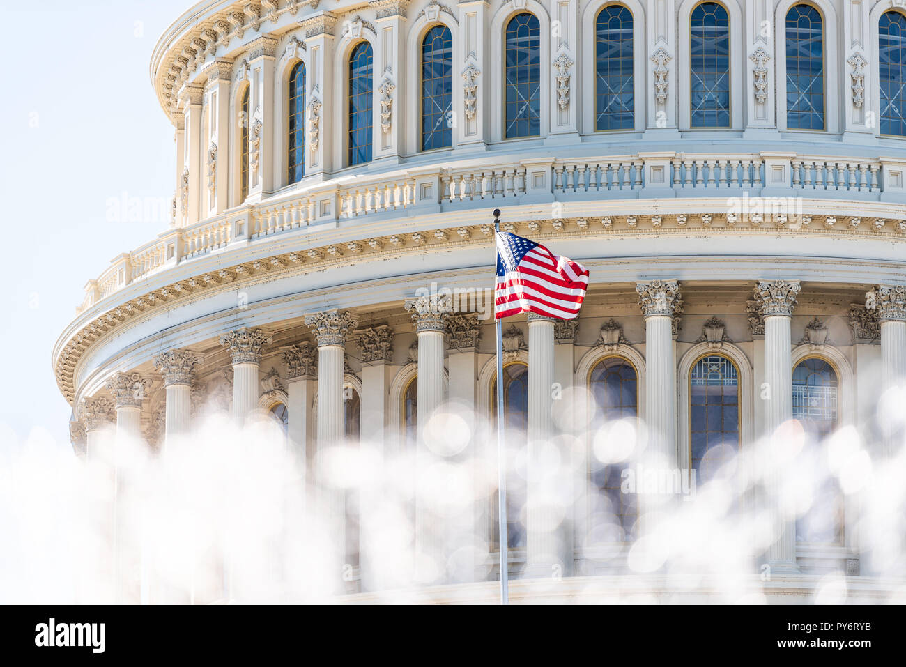 Il Congresso degli Stati Uniti la cupola closeup con sfondo di fontana acqua spruzzi, bandiera americana sventolare a Washington DC, Stati Uniti d'America closeup sul capitale Capitol Hill, colu Foto Stock