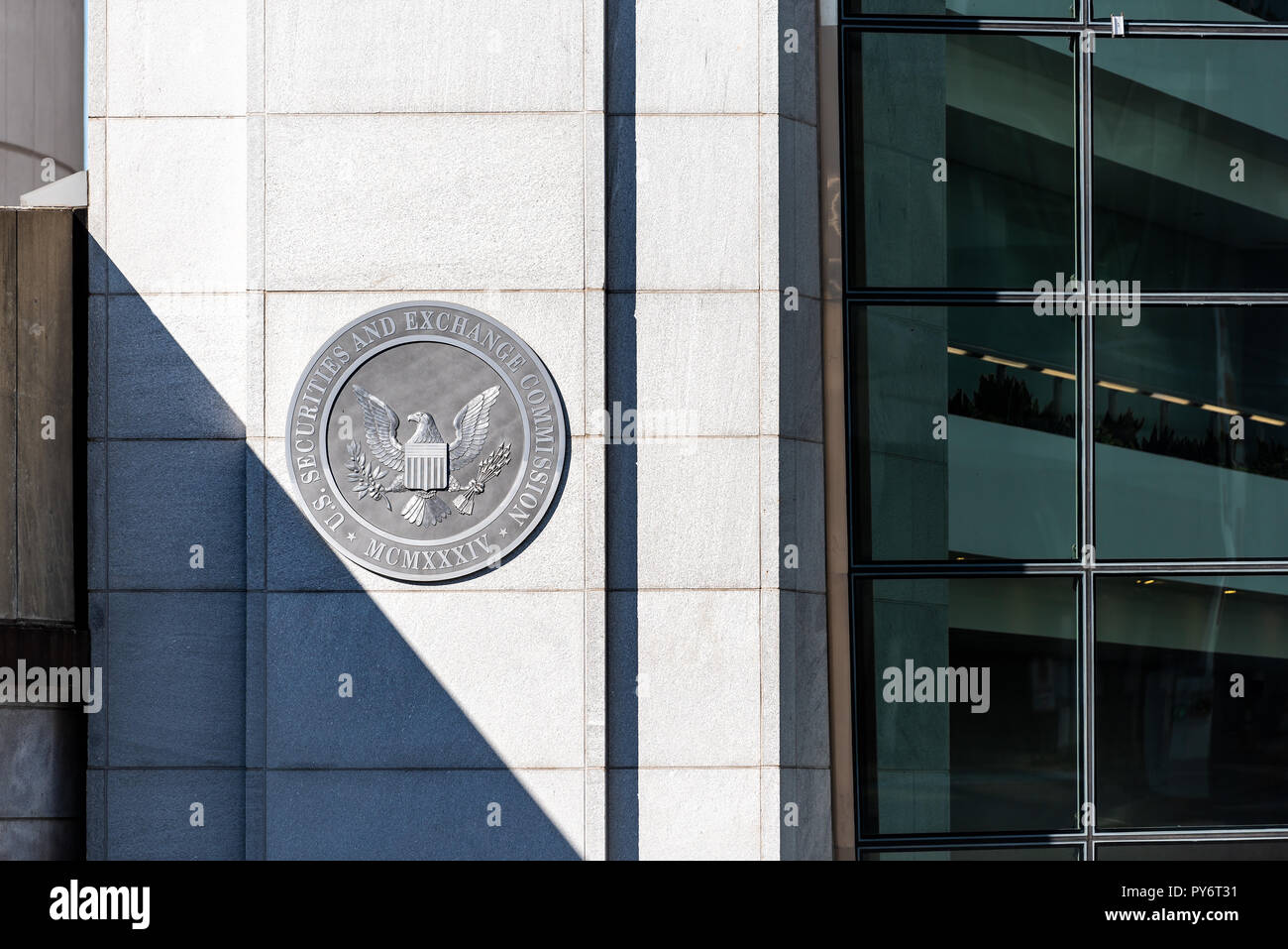 Washington DC, Stati Uniti d'America - 12 Ottobre 2018: US United States Securities and Exchange Commission SEC architettura ingresso edificio moderno closeup segno, log Foto Stock