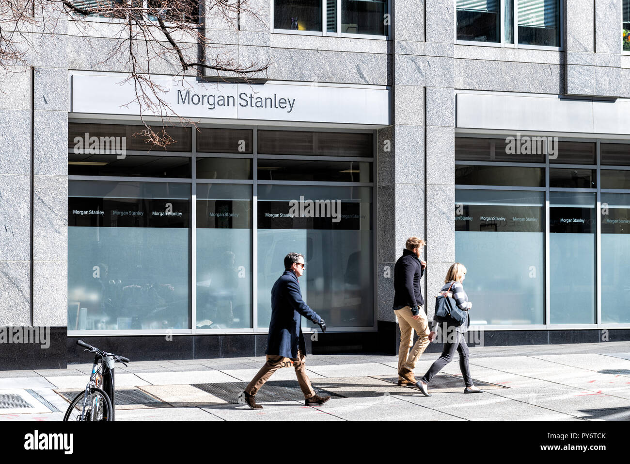 Washington DC, Stati Uniti d'America - 9 Marzo 2018: Morgan Stanley Investment, wealth management, filiale di banca, istituto bancario, firmare con la gente che camminava sul sidewa Foto Stock