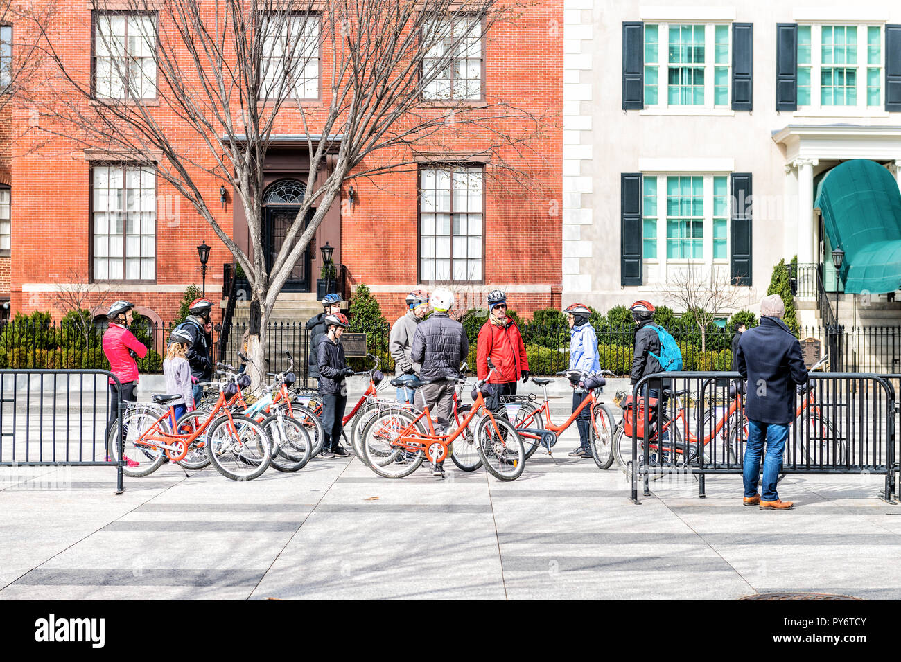 Washington DC, Stati Uniti d'America - 9 Marzo 2018: un gruppo di turisti in bicicletta, biciclette in piedi in attesa di Pennsylvania Avenue, city tour guidato guida su marciapiede Foto Stock