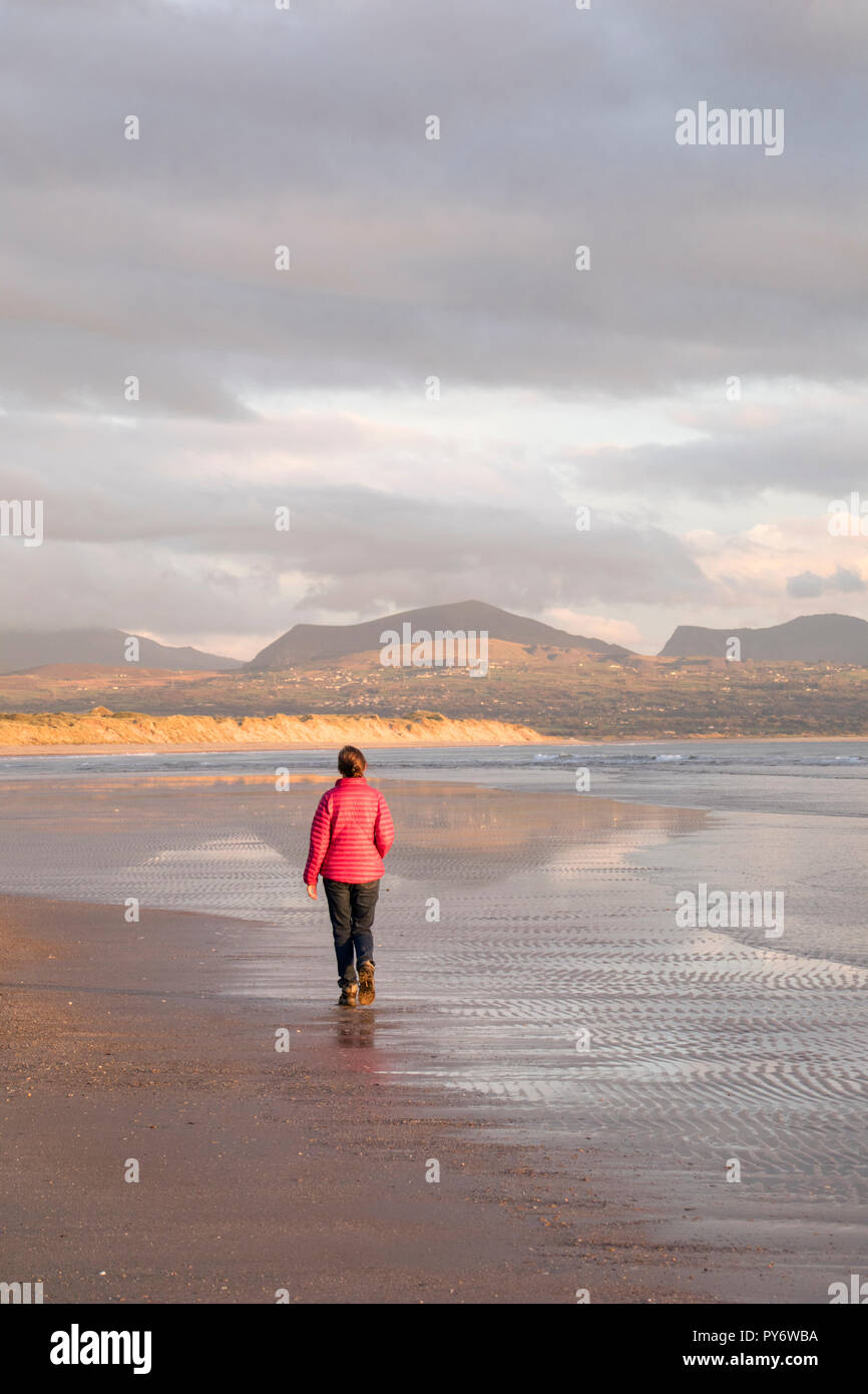 Tramonto sulla penisola di Llŷn da Newborough (Llanddwyn) spiaggia, Anglesey, Galles del Nord Foto Stock