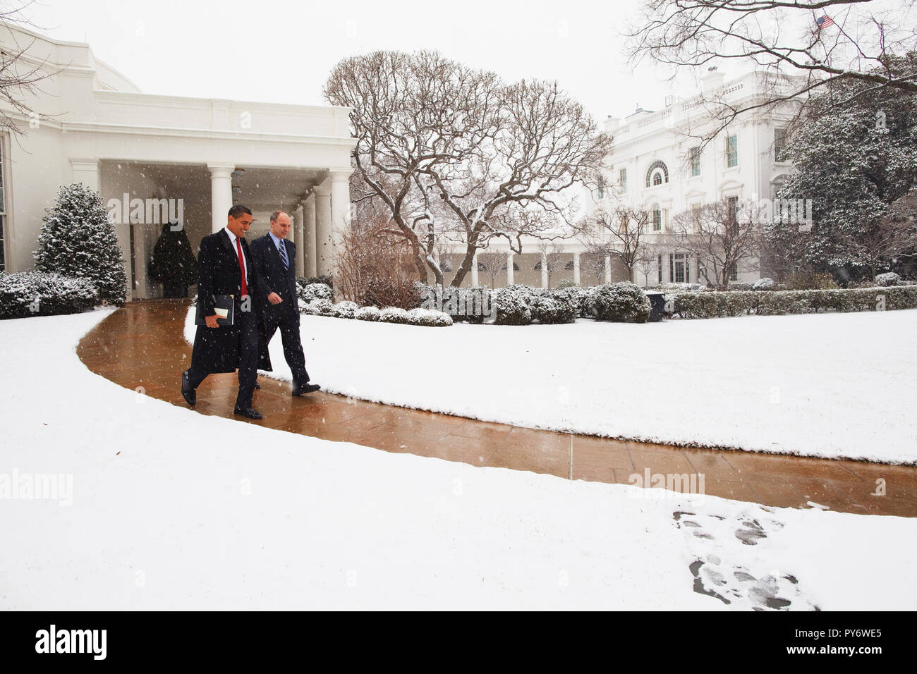 Il presidente Barack Obama lascia la Casa Bianca con i suoi affari legislativi Direttore Phil Shiliro en route U.S. Capitol di incontrarsi con il repubblicano membri del Congresso, 1/27/09. Gazzetta White House Photo by Pete Souza Foto Stock