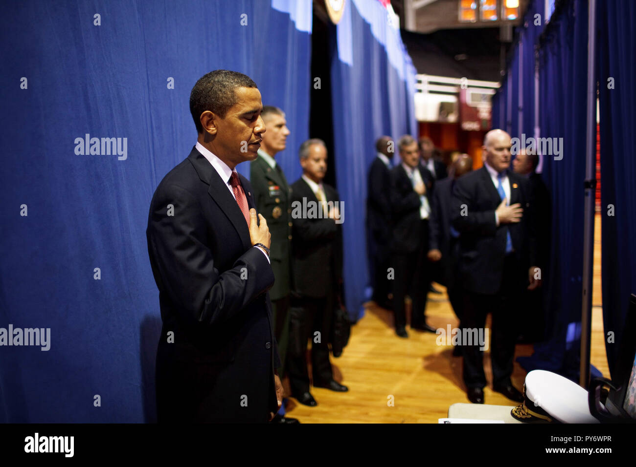 Prima di dare un discorso di politica sull'Iraq, il Presidente Barack Obama pone la sua mano sul suo cuore come inno nazionale è svolto dietro le quinte Field House, Camp Lejeune, North Carolina 2/27/09. Gazzetta White House Photo by Pete Souza Foto Stock