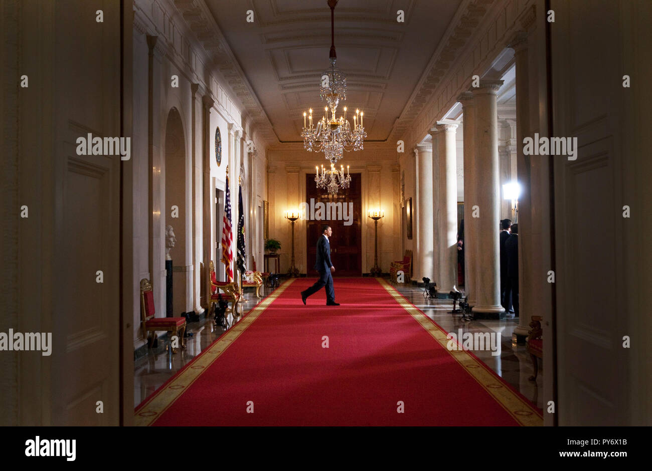 Il presidente Barack Obama passeggiate per un podio nella Croce Hall, Grand Foyer della Casa Bianca prima di fare una dichiarazione in merito alla American auto industry 3/30/09. Gazzetta White House Foto di Samantha Appleton. Foto Stock