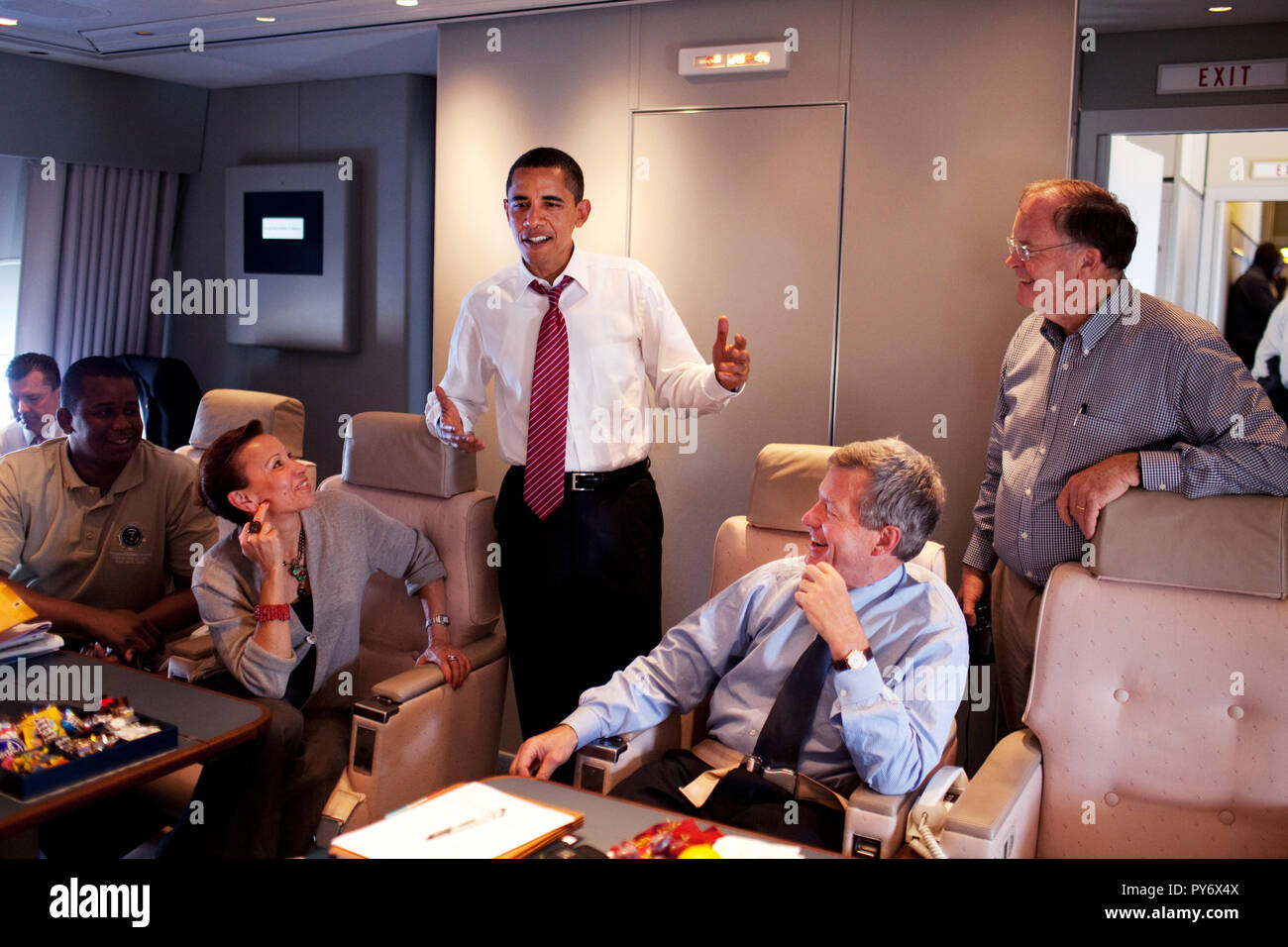 Il presidente Barack Obama i colloqui con la delegazione del Congresso a bordo di Air Force One 19 aprile 2009, durante il volo dal Porto di Spagna, Trinidad di Andrews AFB ,a seguito del Vertice delle Americhe. I partecipanti comprendono: sost. Nydia Velazquez, Sen. Max Baucus. e sost. Sam Farr, destra. Gazzetta White House photo by Pete Souza Foto Stock