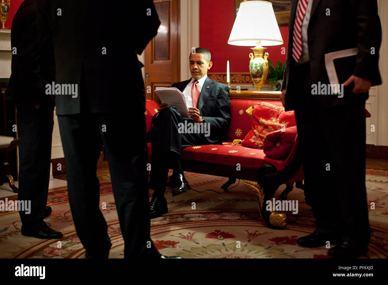 Il presidente Obama con premere il Segretario Robert Gibbs, Senior Advisor David Axelrod e capo del personale Rahm Emanuel in Sala Rossa prima di un Live Prime Time conferenza stampa nella Sala Est della Casa Bianca 3/24/09. Gazzetta White House Photo by Pete Souza Foto Stock