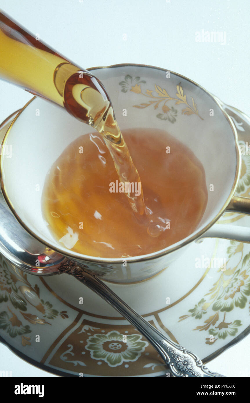 Versando il tè in Cina tazzina (Serie di 4) Foto Stock