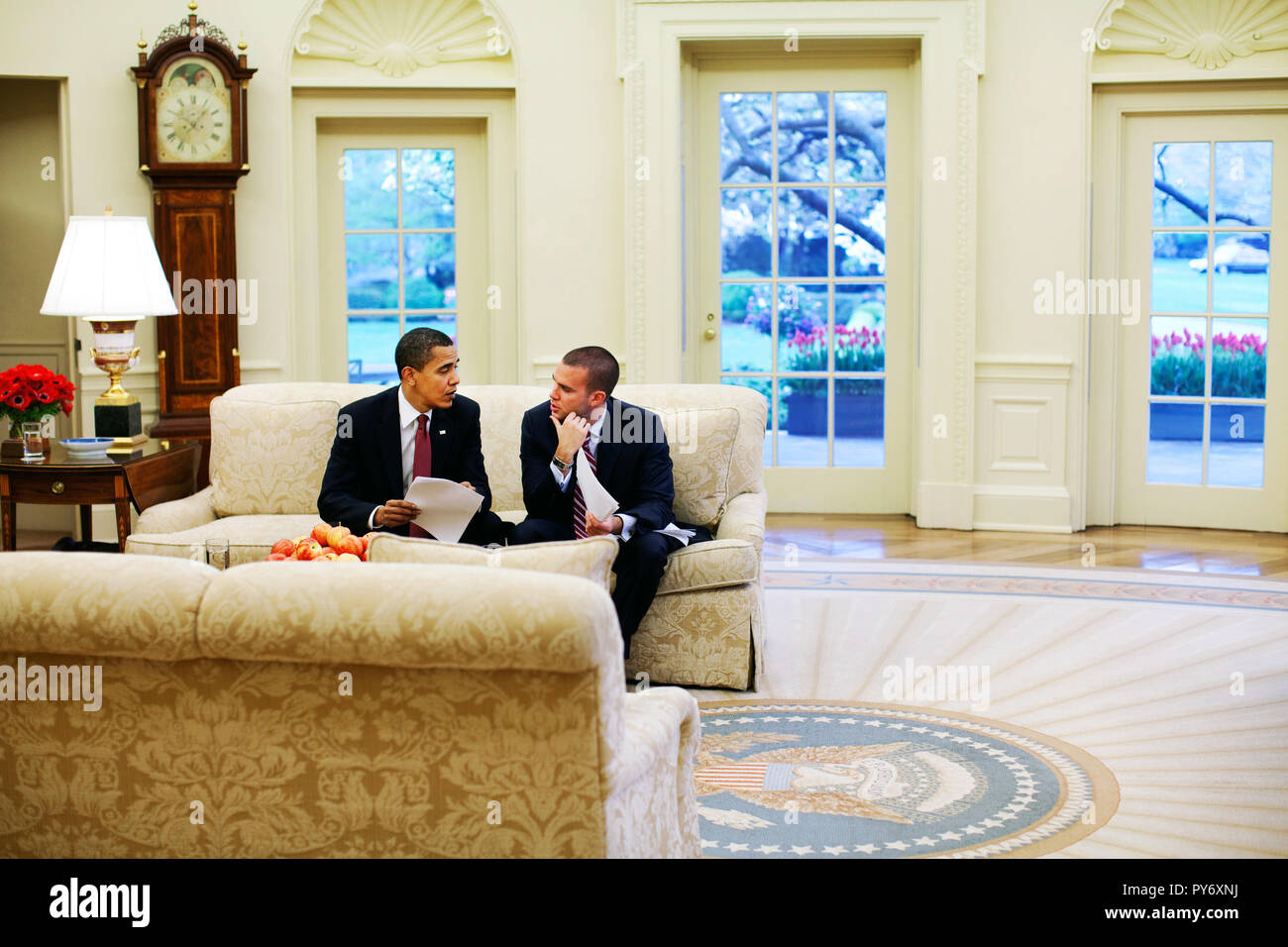 Il presidente Barack Obama incontra con Jon Favreau Direttore della preparazione dei discorsi all Ufficio Ovale per rivedere un discorso il 14 aprile 2009. Gazzetta White House Photo by Pete Souza Foto Stock