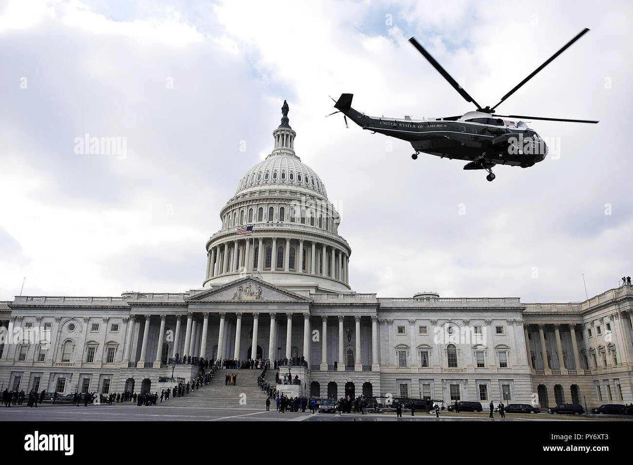 Gli Stati Uniti Marine Corps elicottero che trasporta il Presidente George W Bush si diparte la U.S. Edificio di capitale a conclusione della cerimonia inaugurale per la quarantaquattresima Presidente Barack Obama, Washington, 20 gennaio, 2009.DoD Foto di MC1 Ciad J. McNeeley Foto Stock