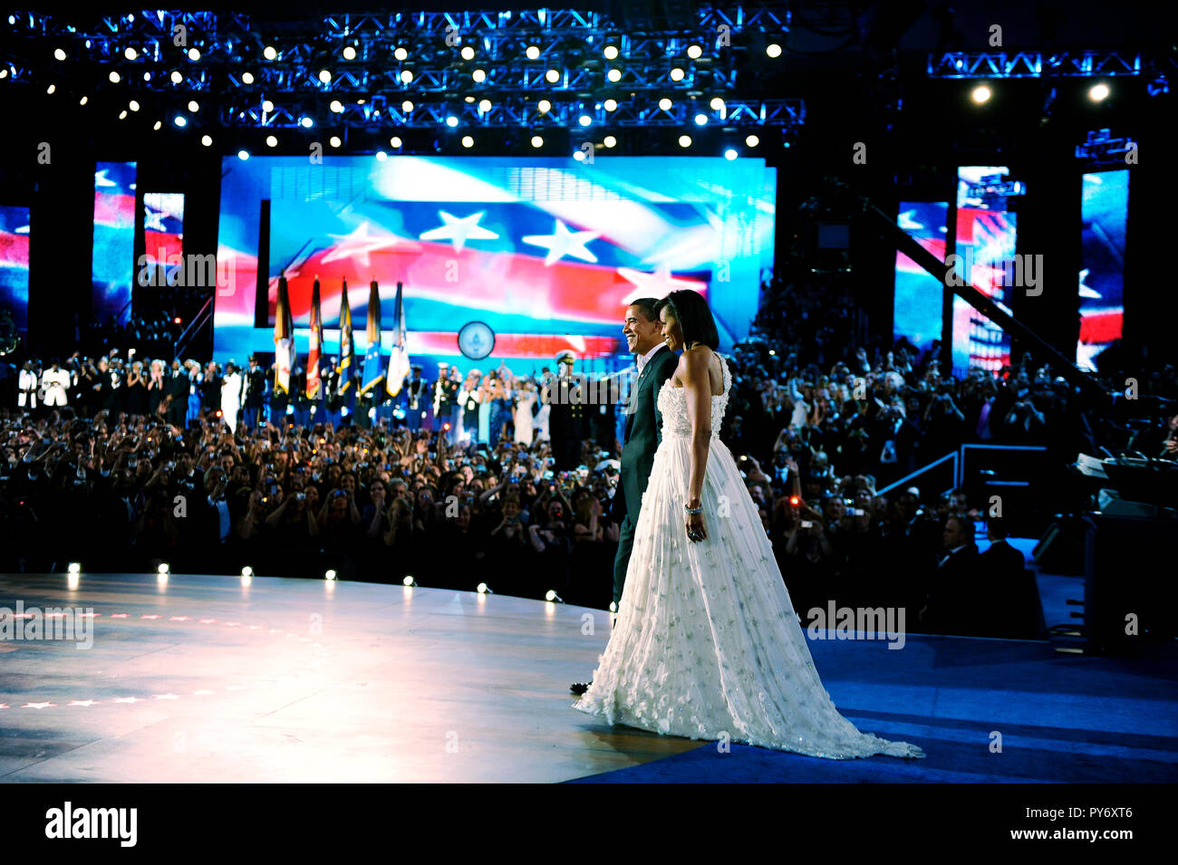 La folla esulta come il Presidente Barack Obama e la First Lady Michelle Obama arriva alla sfera di quartiere nel centro cittadino di Washington D.C., 20 gennaio, 2009. DoD foto da Tech. Sgt. Suzanne giorno, U.S. Air Force Foto Stock