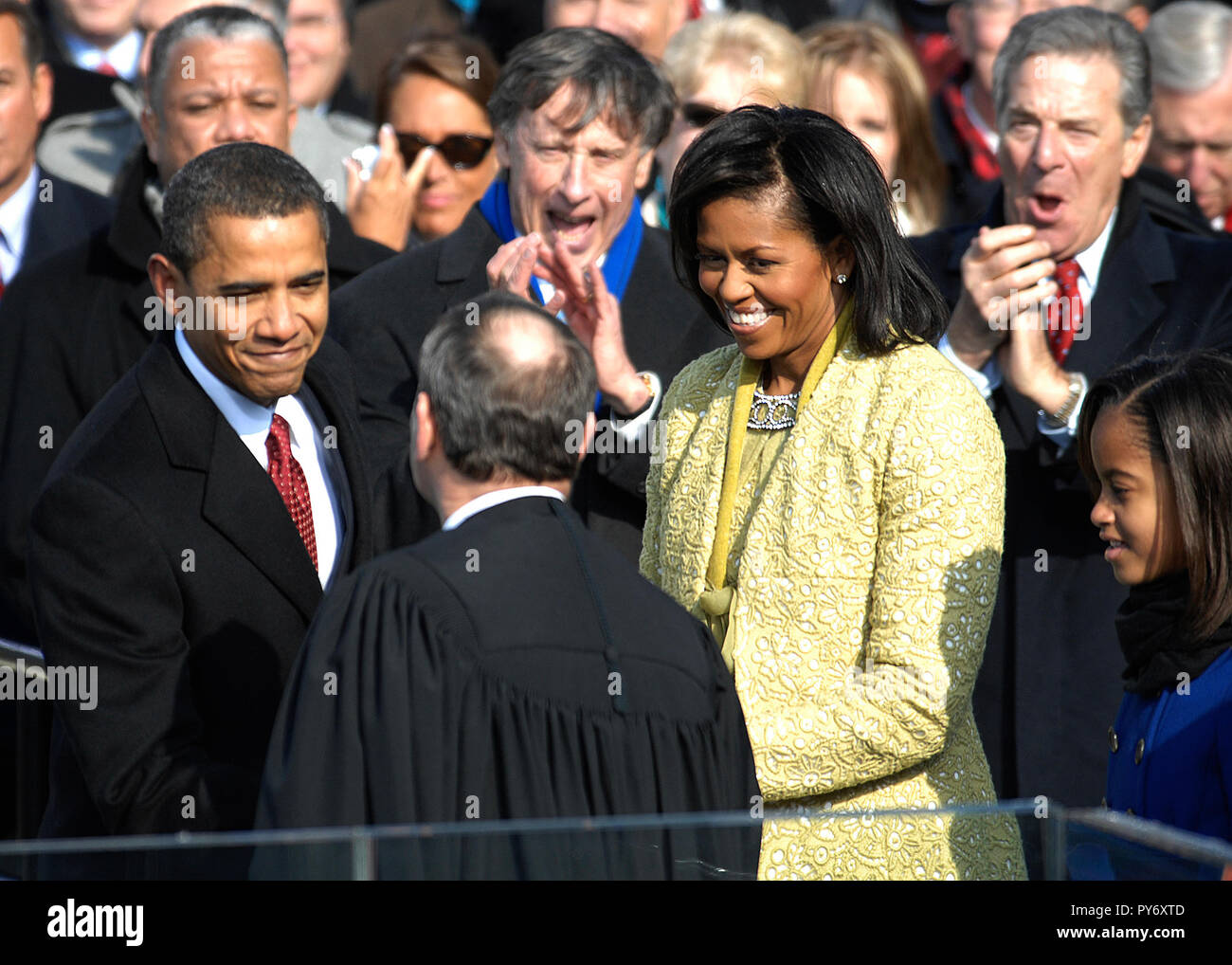 Il presidente Barack Obama scuote le mani con il capo di Giustizia John G. Roberts Jr dopo aver prestato giuramento di office in Washington, 20 gennaio, 2009. DoD foto di Master Sgt. Cecilio Ricardo, U.S. Air Force Foto Stock