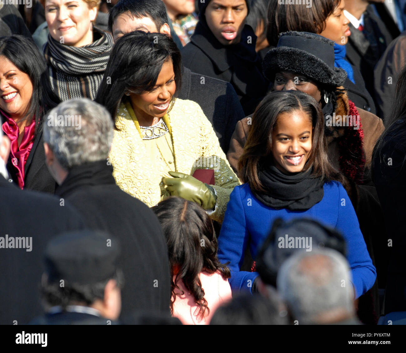 Michelle Obama e le figlie Malia e Sasha fanno la loro strada attraverso la folla presso l'U.S. Capitol in Washington, 20 gennaio, 2009. DoD foto di Master Sgt. Cecilio Ricardo, U.S. Air Force Foto Stock