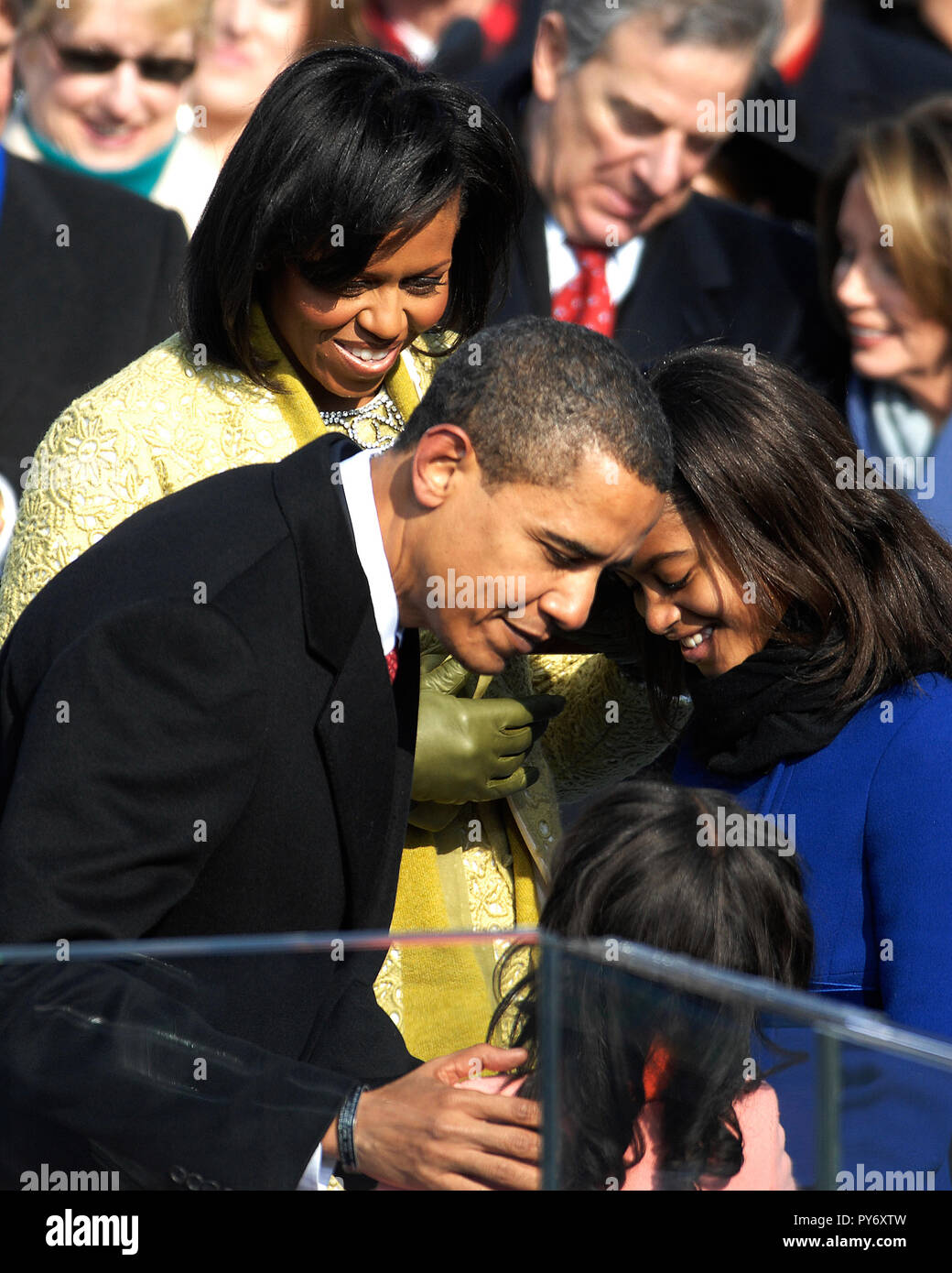 Il presidente Barack Obama dà la sua figlia Sasha un abbraccio dopo il giuramento presso l'U.S. Capitol in Washington, 20 gennaio, 2009.DoD foto di Master Sgt. Cecilio Ricardo, U.S. Air Force Foto Stock