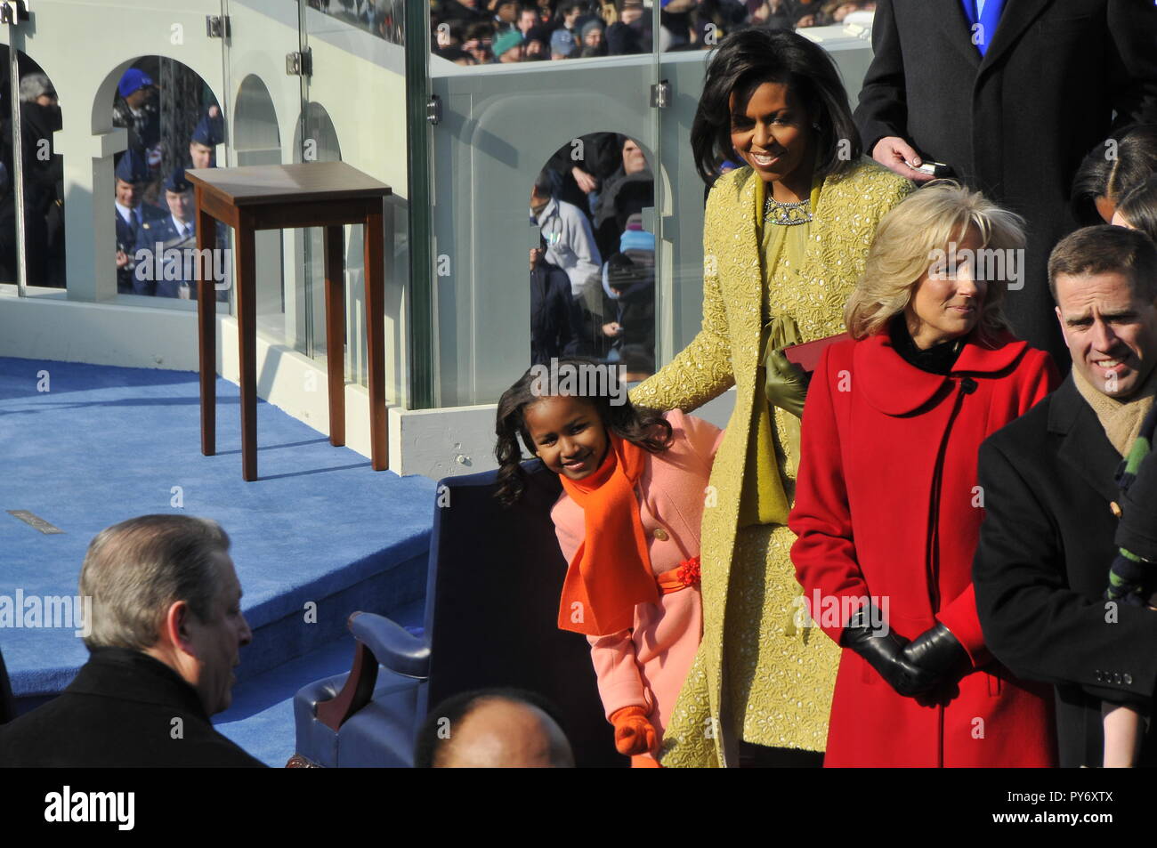 Il presidente eletto Barack Obama la figlia di picchi di Sasha intorno a Michelle Obama come partecipanti arrivano all'U.S. Capitol in Washington, 20 gennaio, 2009. DoD foto di Senior Master Sgt. Thomas Meneguin, U.S. Air Force Foto Stock