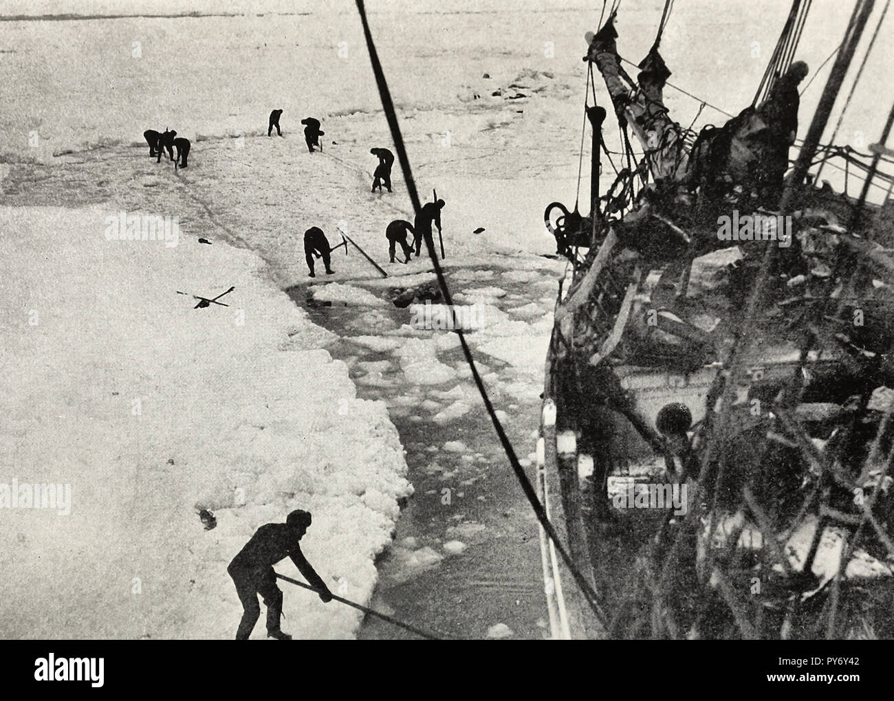 Rompere il ghiaccio attorno al dispositivo HMS Endurance durante la spedizione di Shackleton Foto Stock