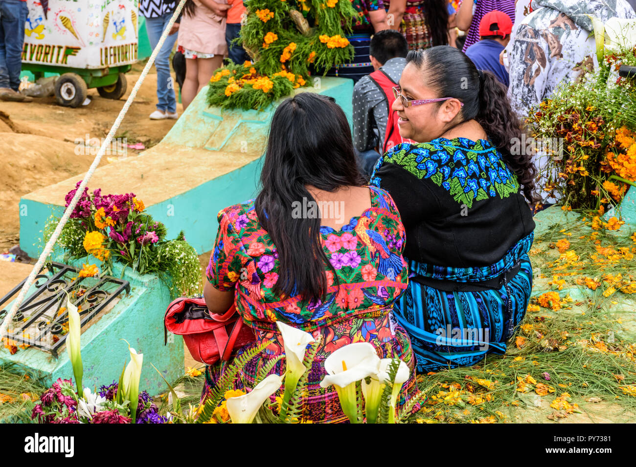 Santiago Sacatepequez, Guatemala - 1 Novembre 2017: le donne indigene in abiti tradizionali a Giant kite festival nel cimitero sulla festa di Tutti i Santi. Foto Stock