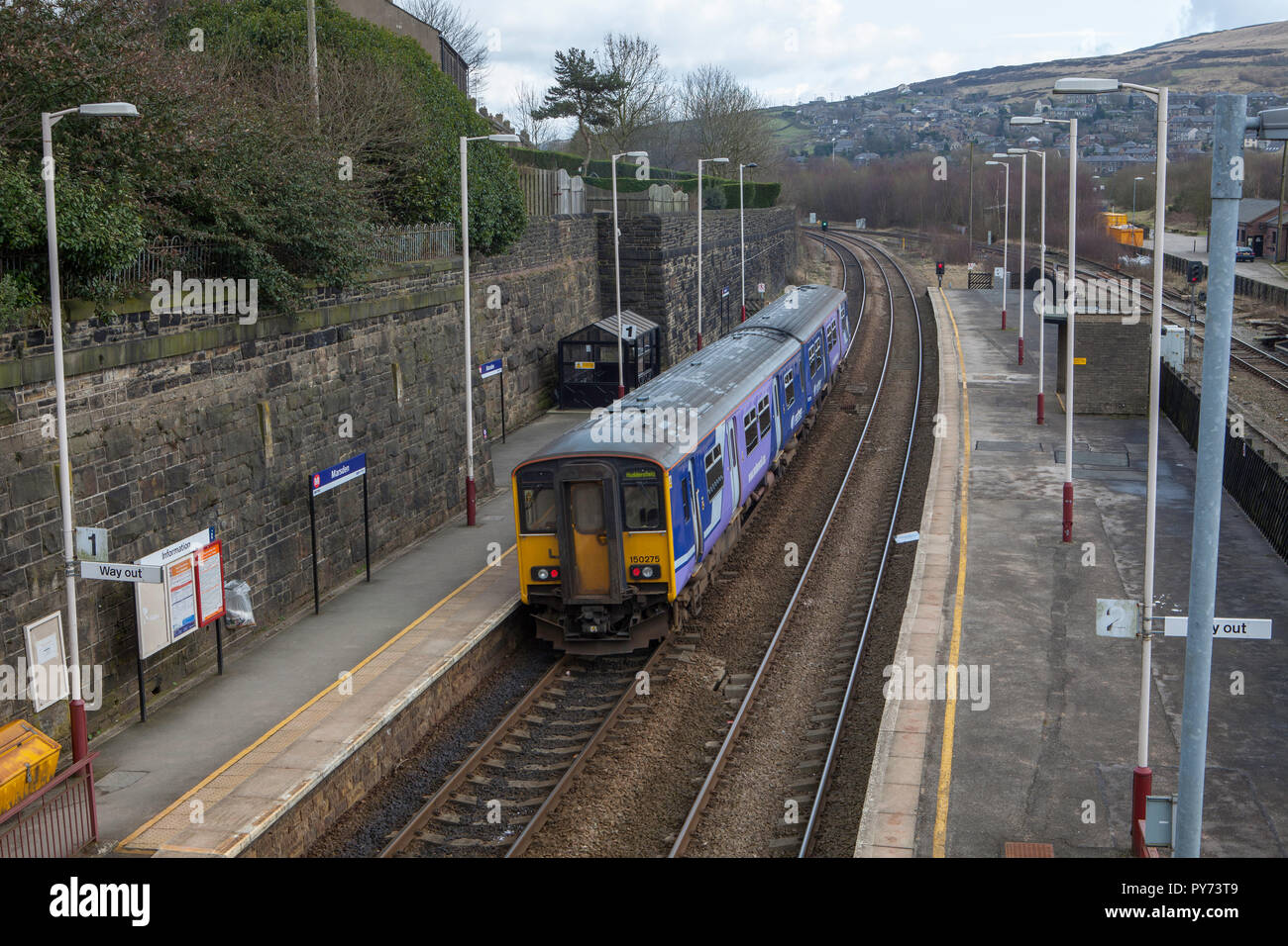 Un treno si è fermato a Marsden dalla stazione di West Yorkshire Foto Stock