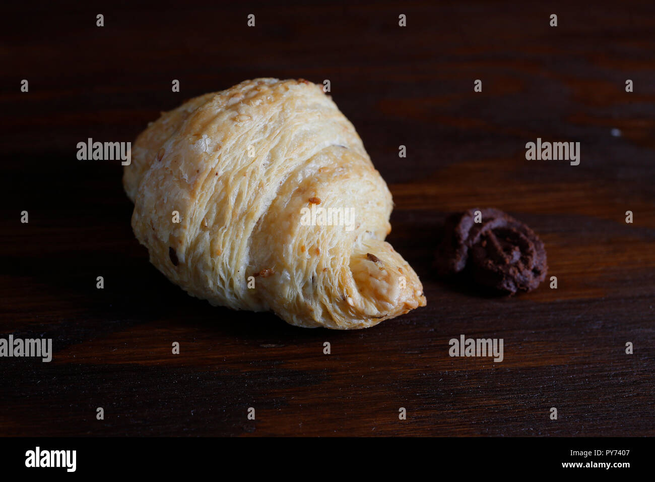 Isolato cornetto salato con sesamo Foto Stock