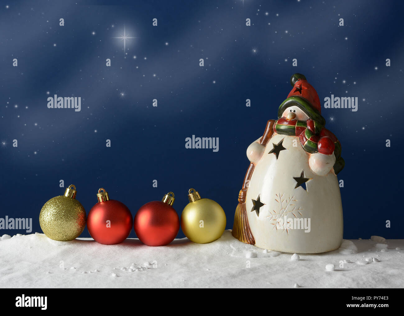 Fila di sfere di Natale con pupazzo di neve e cielo stellato - primo piano Foto Stock