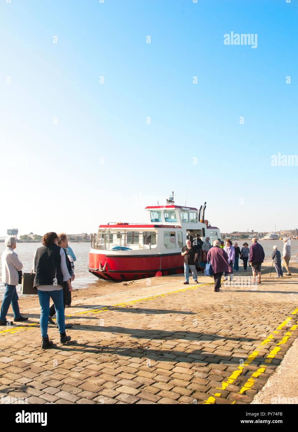 La gente lo sbarco mentre altri attesa di imbarcarsi sul Fleetwood per nodo fine in mare sulle navi traghetto per trasporto Knott fine uno scalo. Lancashire England Regno Unito Foto Stock