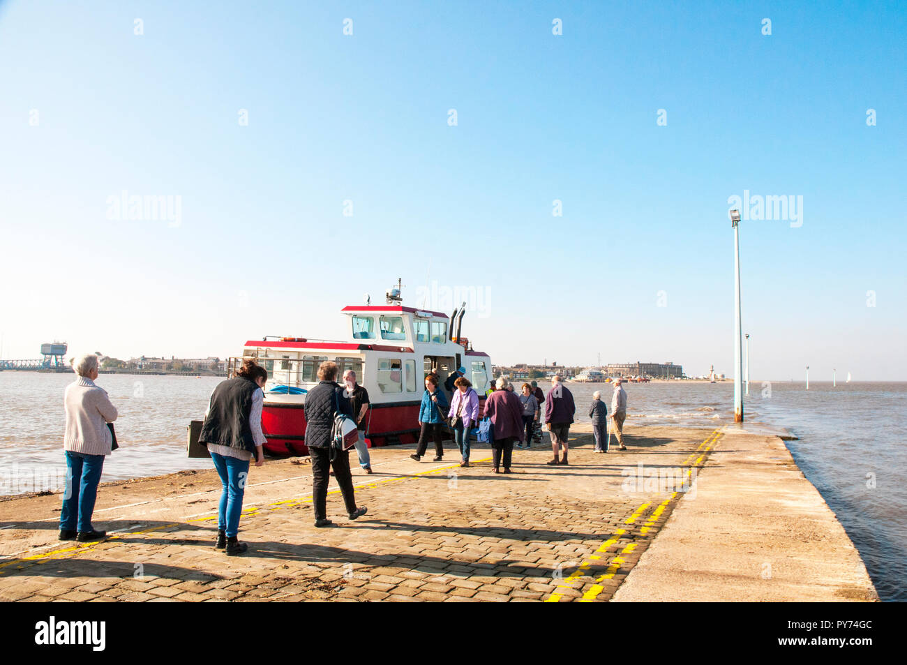 La gente lo sbarco mentre altri attesa di imbarcarsi sul Fleetwood per nodo fine in mare sulle navi traghetto per trasporto Knott fine uno scalo. Lancashire England Regno Unito Foto Stock