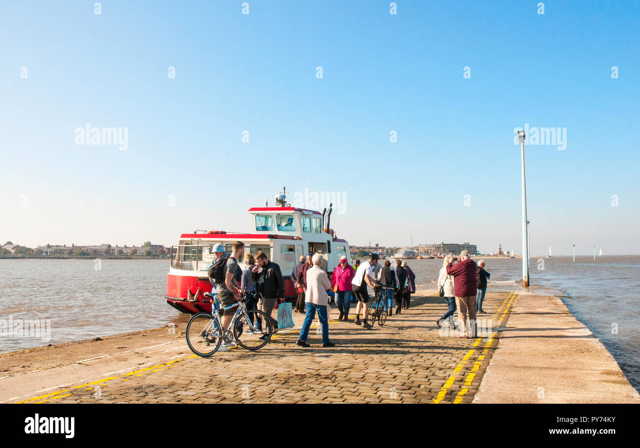 La gente lo sbarco mentre altri attesa di imbarcarsi sul Fleetwood per nodo fine in mare sulle navi traghetto per trasporto Knott fine uno scalo. Lancashire England Regno Unito Foto Stock