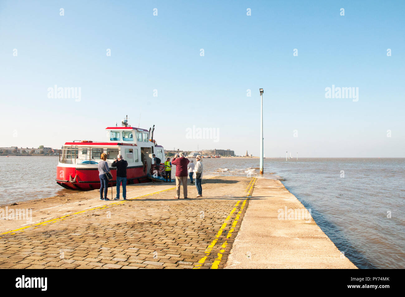 La gente di imbarcarsi sul Fleetwood per nodo fine in mare sulle navi traghetto per trasporto Knott fine uno scalo. Lancashire England Regno Unito Foto Stock