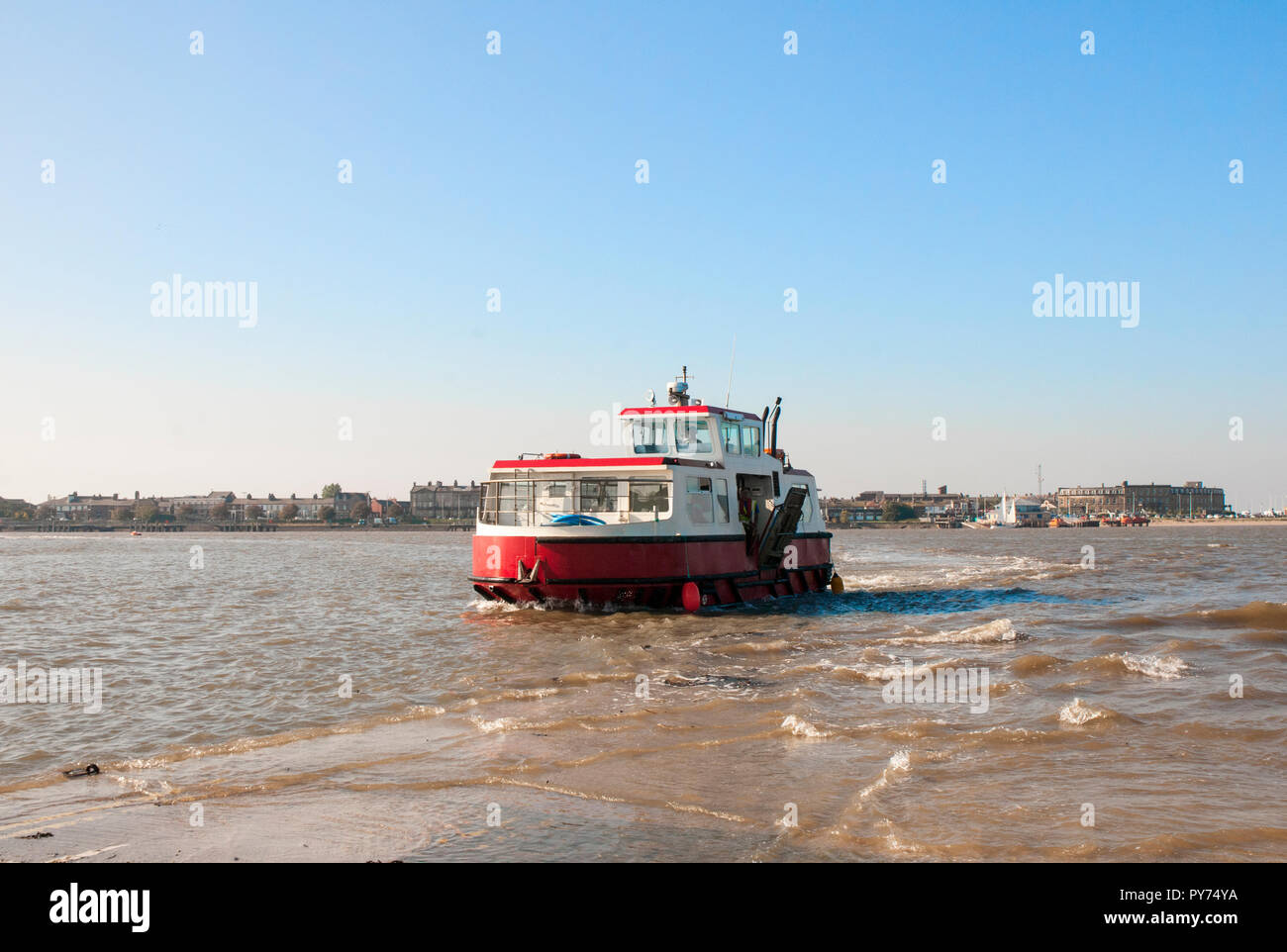 Traghetto da Fleetwood attraversando il fiume Wyre estuario e avvicinando l'uno scalo a Knott fine sul mare Lancashire England Regno Unito Foto Stock