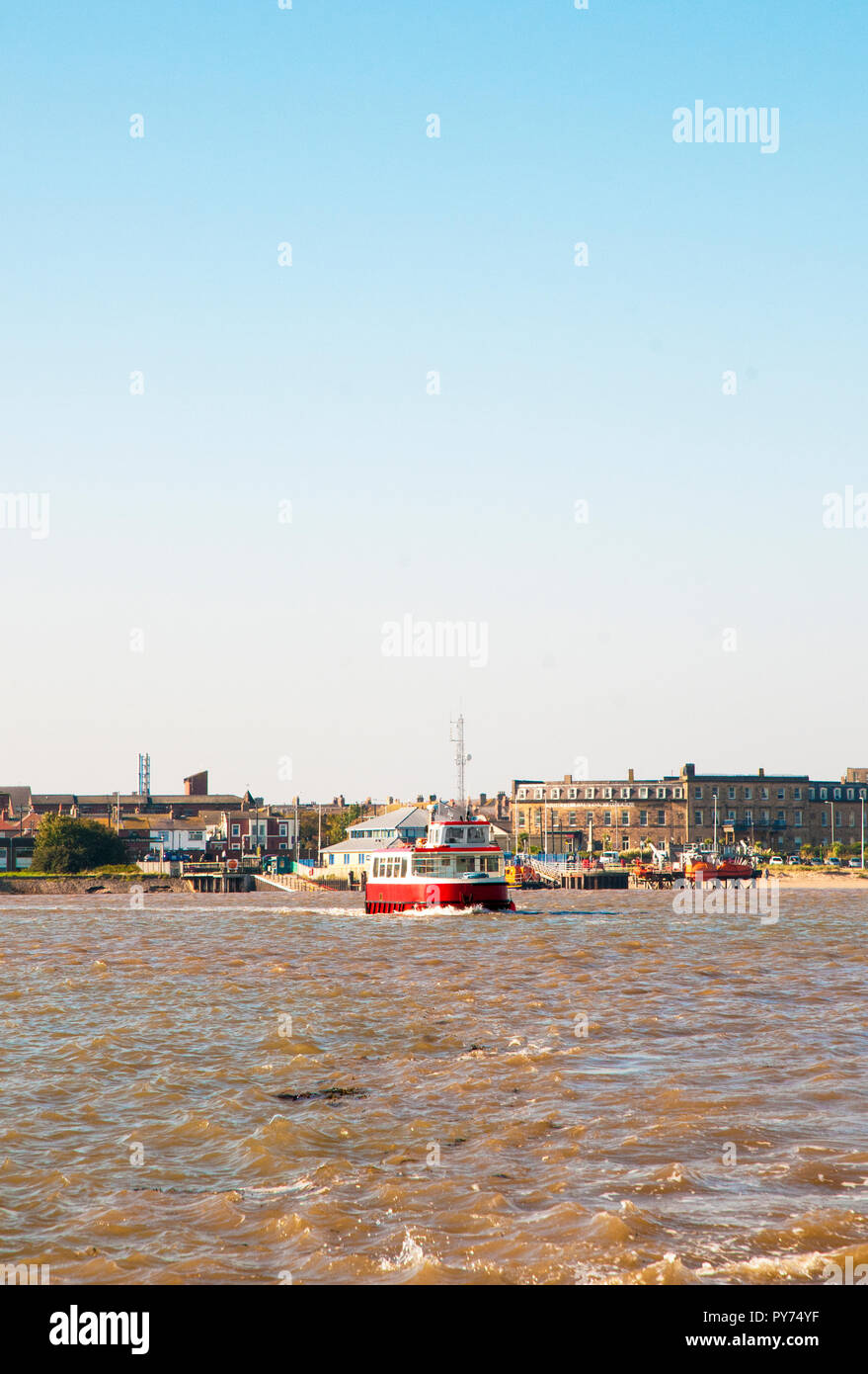 Ferry boat lasciando Fleetwood attraversando il fiume Wyre a Knott fine sul mare. Nord Hotel Euston può essere visto in background. Foto Stock