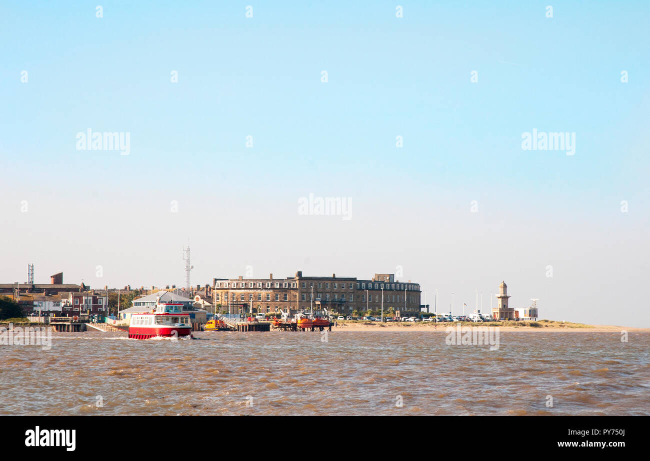 Ferry boat lasciando Fleetwood attraversando il fiume Wyre a Knott fine sul mare. Nord Hotel Euston e la spiaggia faro possono essere visti sullo sfondo. Foto Stock