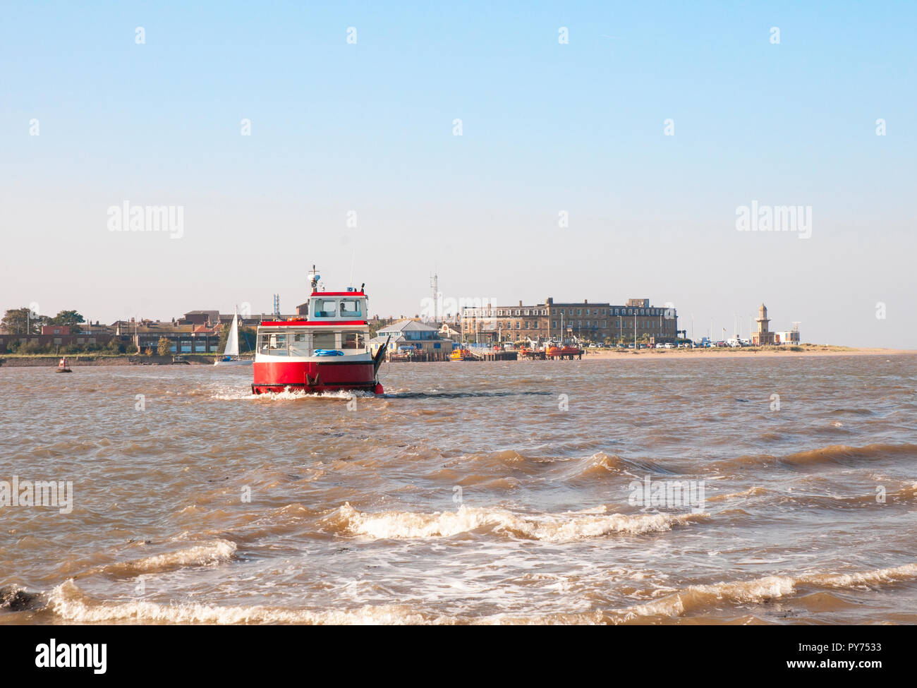 Il traghetto sul fiume Wyre da Fleetwood per la Knott fine sul mare. Nord Hotel Euston e la spiaggia faro possono essere visti sullo sfondo. Foto Stock