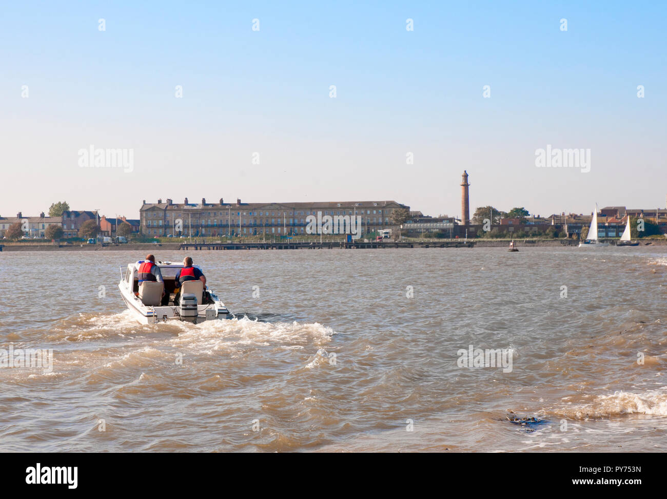 Due uomini in piccola barca lasciando uno scalo a Knott fine Lancashire Inghilterra per andare a pesca.voce sul fiume Wyre verso Fleetwood. Foto Stock