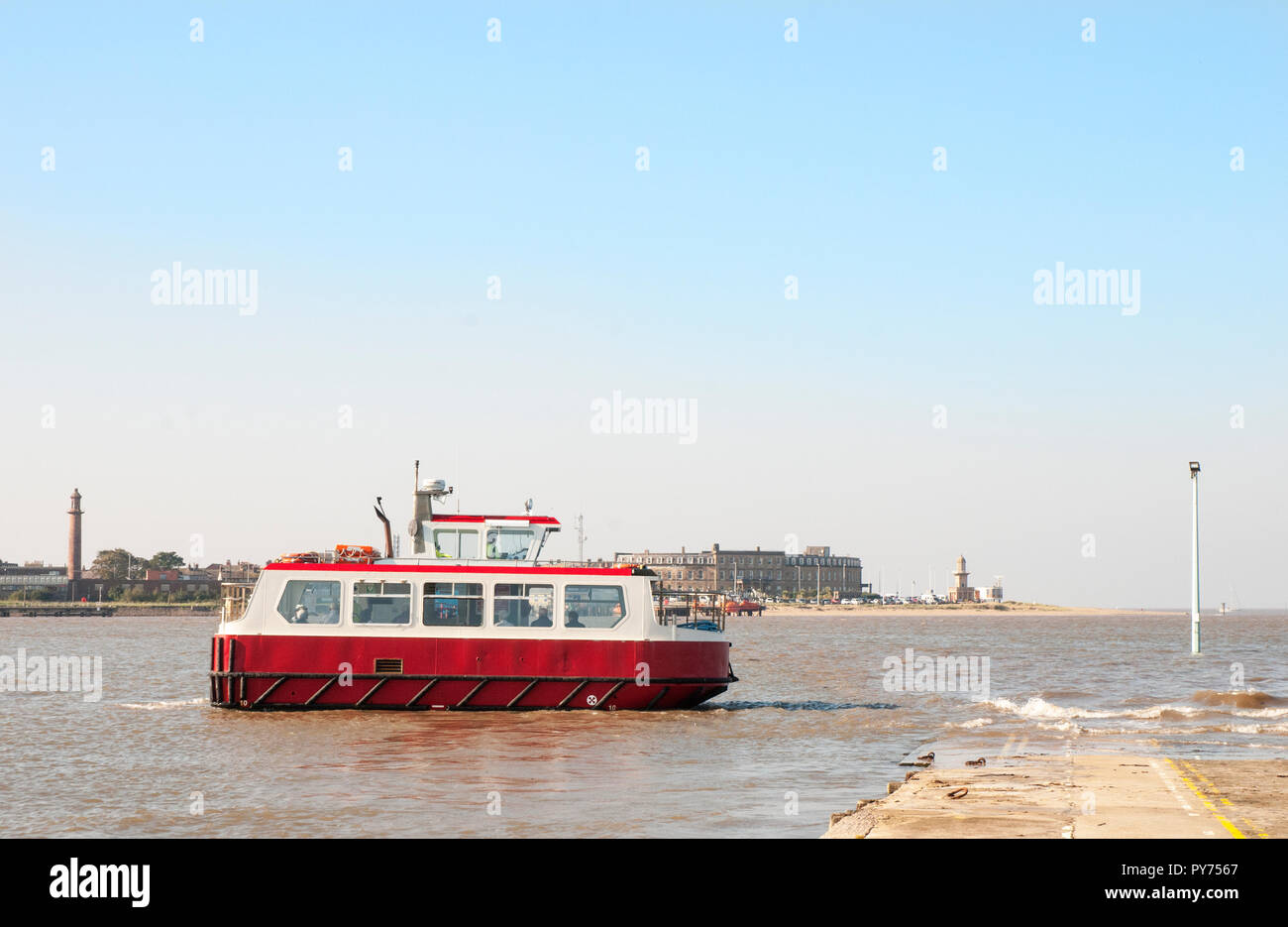 Traghetto da Fleetwood attraversando il fiume Wyre estuario e avvicinando l'uno scalo a Knott fine sul mare Lancashire England Regno Unito Foto Stock