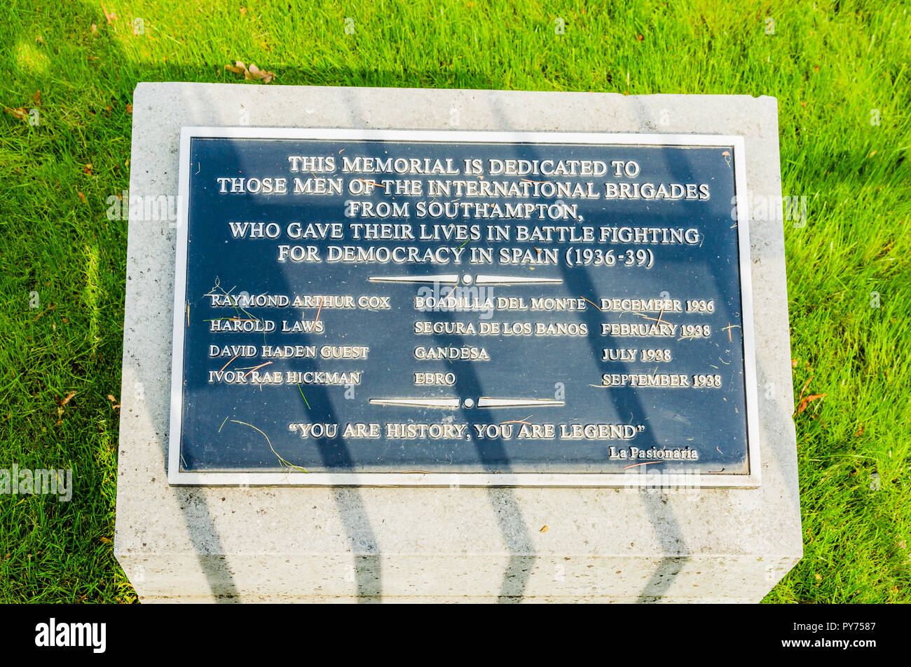 Un piccolo memoriale, situato in un angolo della piazza, commemora quattro uomini da Southampton ucciso in combattimento le Brigate Internazionali nel Ci Foto Stock