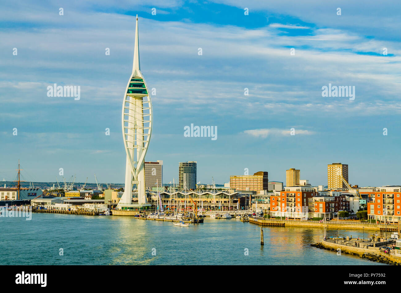 Emirati Spinnaker Tower è un 170 metri (560 ft) landmark torre di osservazione a Portsmouth, Inghilterra, Regno Unito. È il fulcro della guarigione Foto Stock