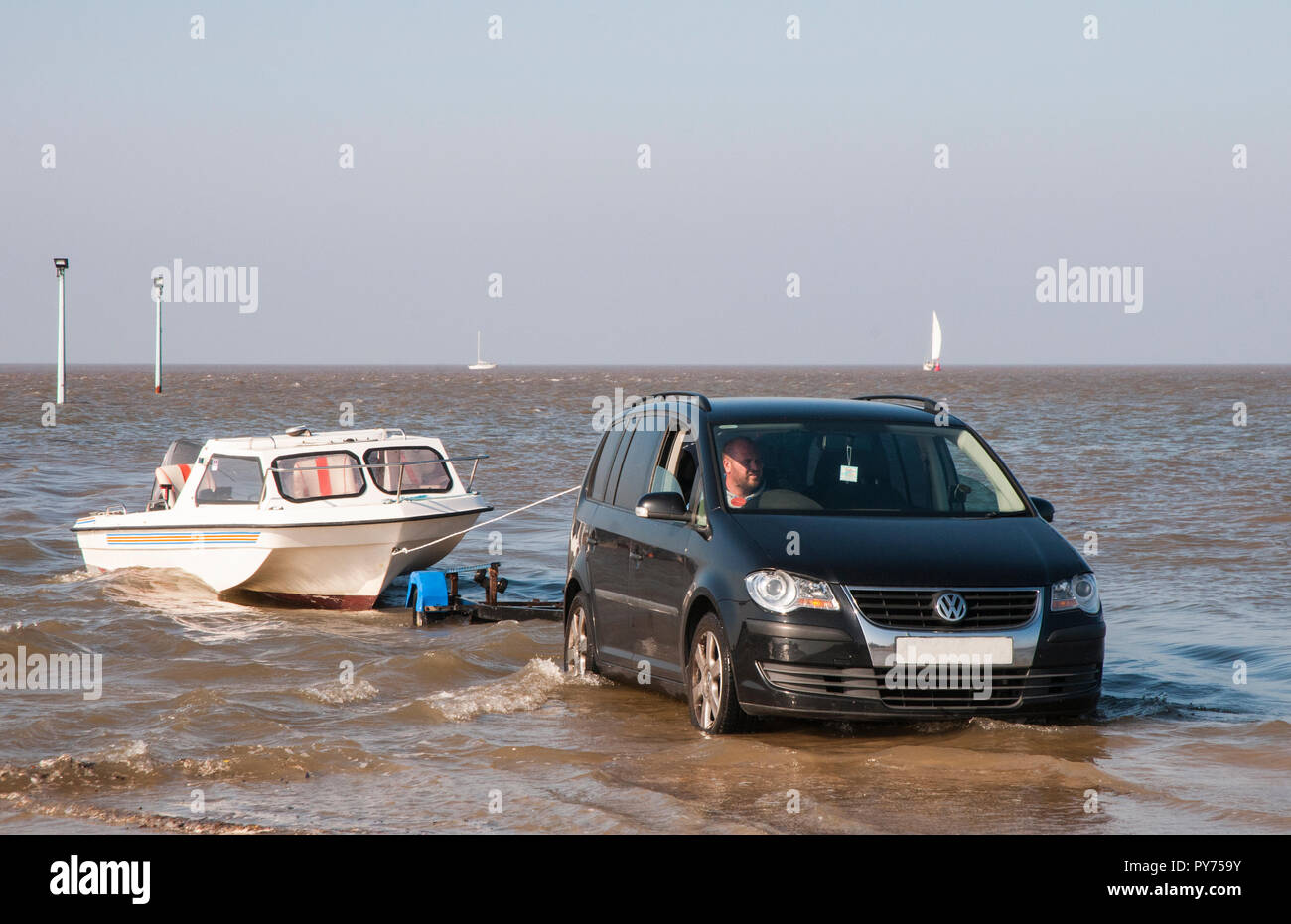 Il lancio di una piccola imbarcazione da scivolo al fiume Wyre Estuary Knott fine Lancashire England Regno Unito Foto Stock