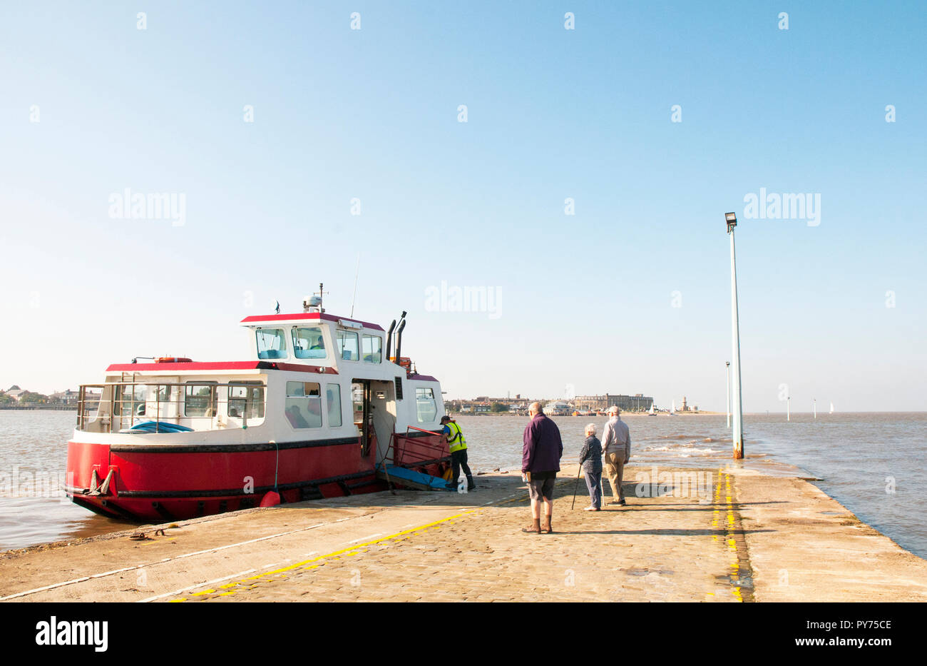 Persone in attesa di imbarcarsi per la Fleetwood per nodo fine in mare sulle navi traghetto per trasporto Knott fine uno scalo. Foto Stock