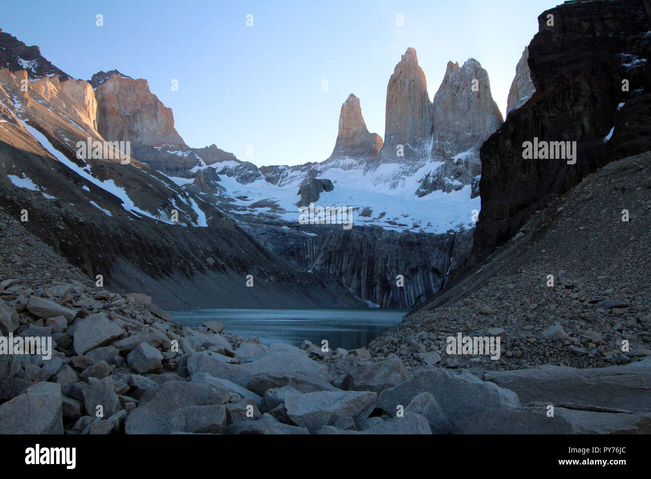 Le tre sorelle sedersi al di sopra di un lago rientrante nel Parco Nazionale di Torres del Paine Cile Foto Stock