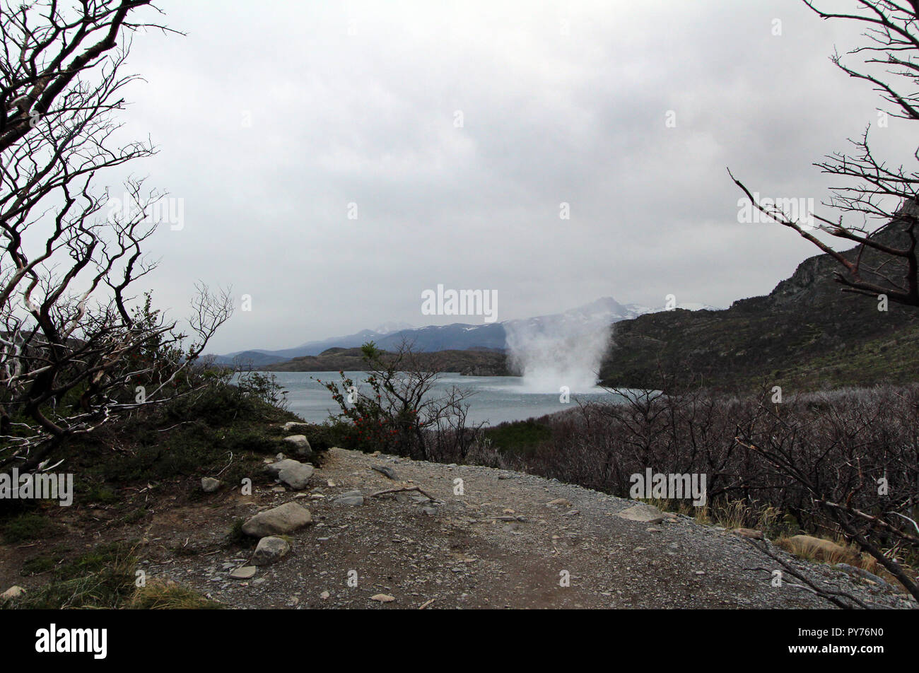 Circolare tempesta di vento appare sopra l acqua nel Parco Nazionale di Torres del Paine Cile Foto Stock