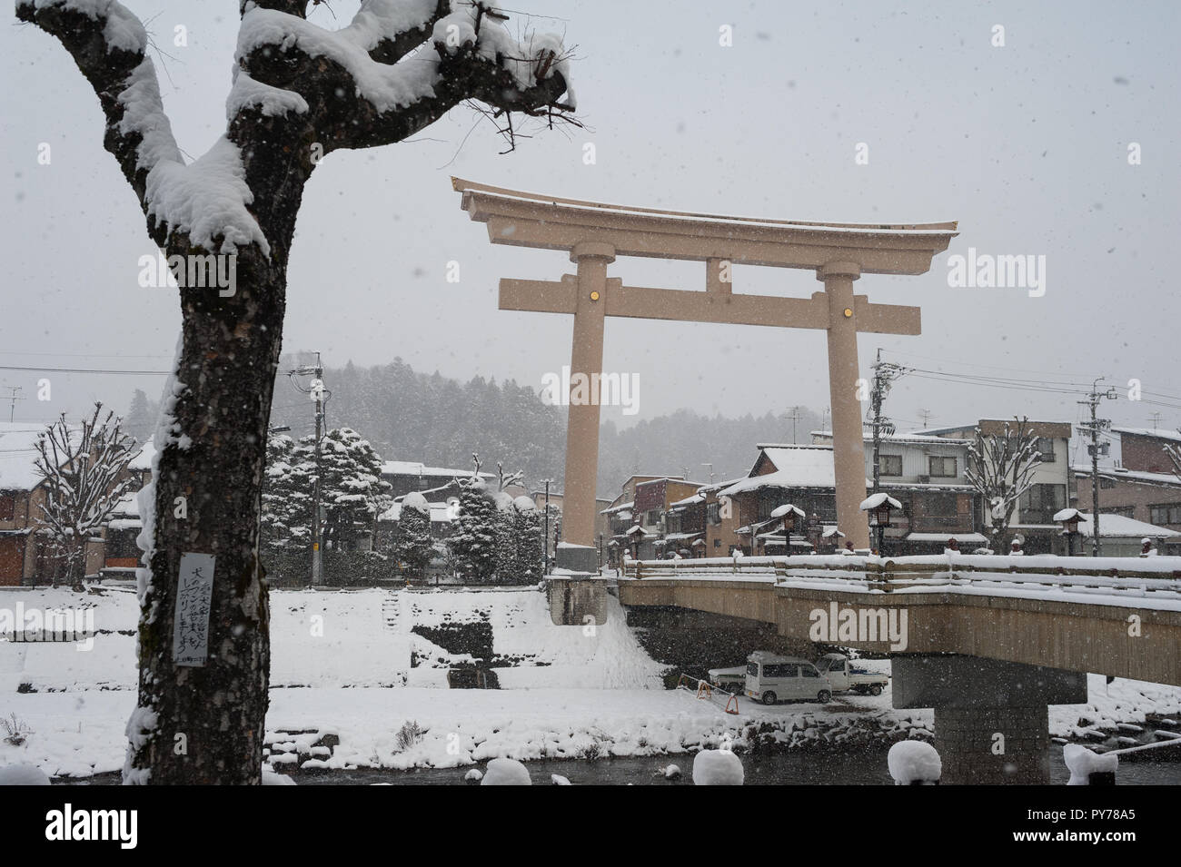 27.12.2017, Takayama, Gifu, Giappone, Asia - Una vista della Miyamae Bashi Bridge con il grande Torii gate ad un lato. Foto Stock