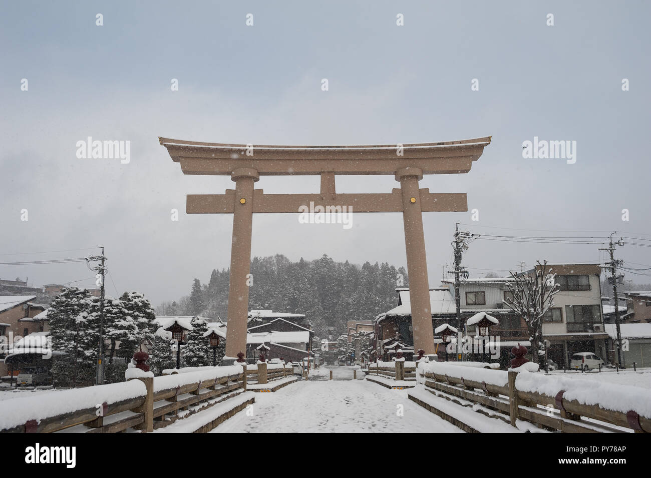 27.12.2017, Takayama, Gifu, Giappone, Asia - Una vista della Miyamae Bashi Bridge con il grande Torii gate ad un lato. Foto Stock
